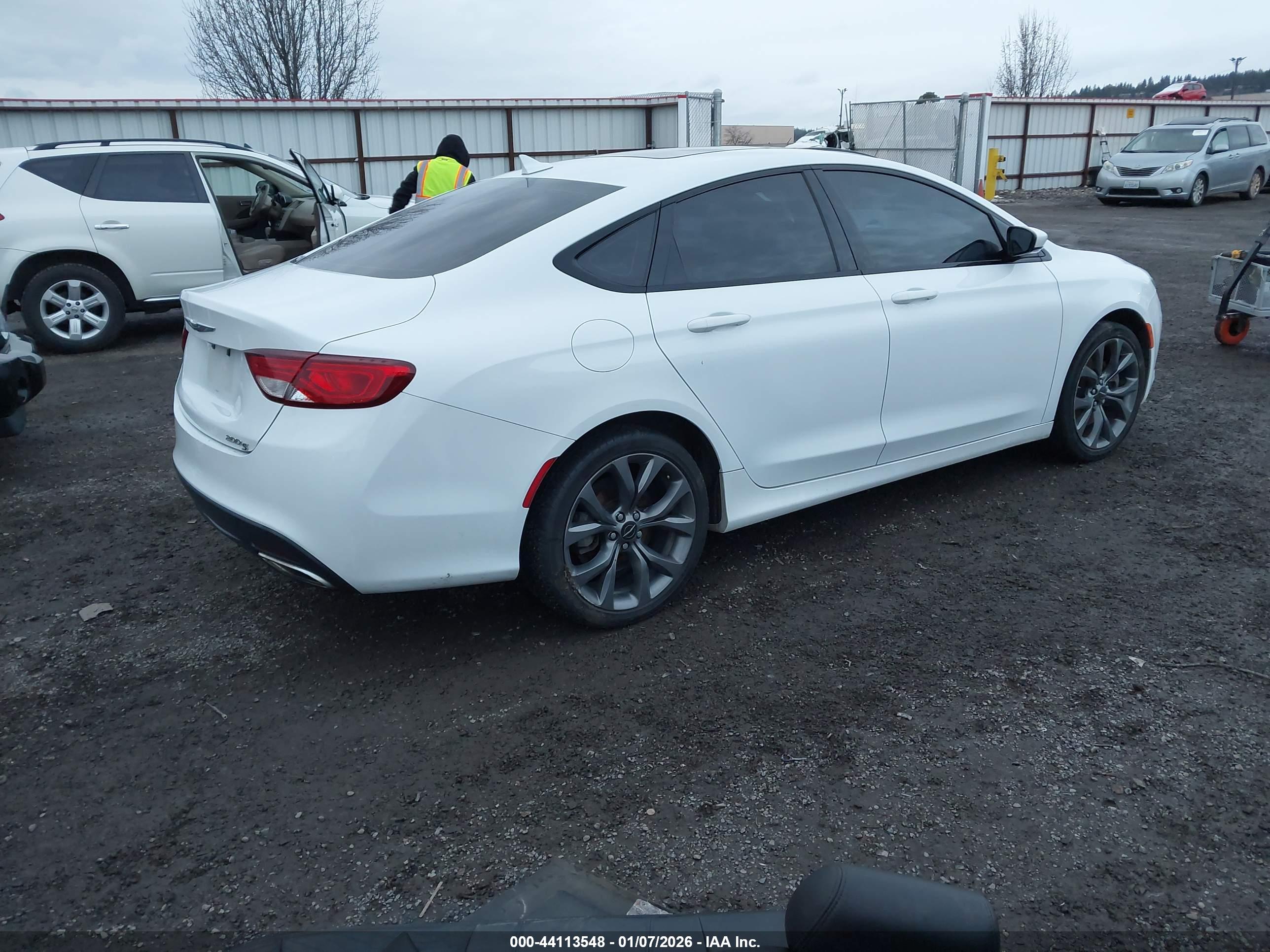 CHRYSLER 200 image 4