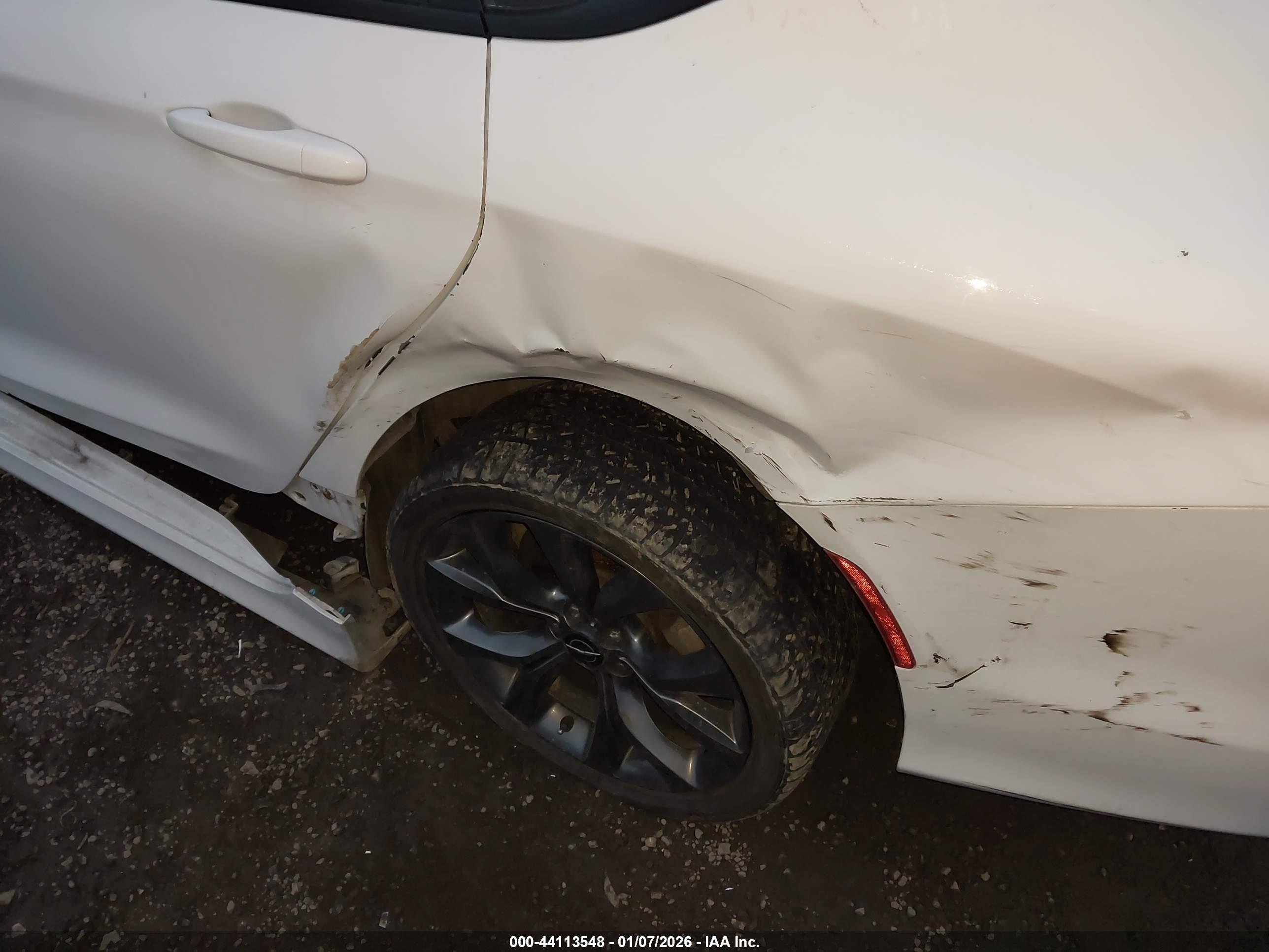 CHRYSLER 200 image 6
