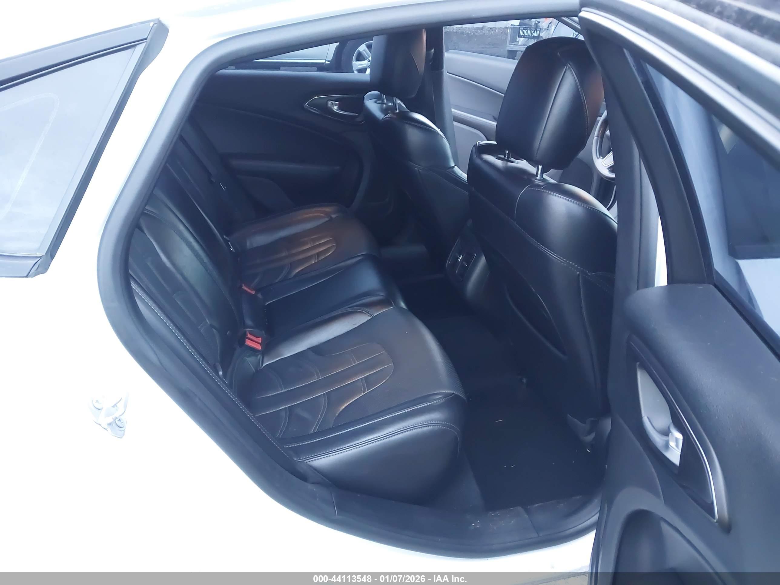 CHRYSLER 200 image 8