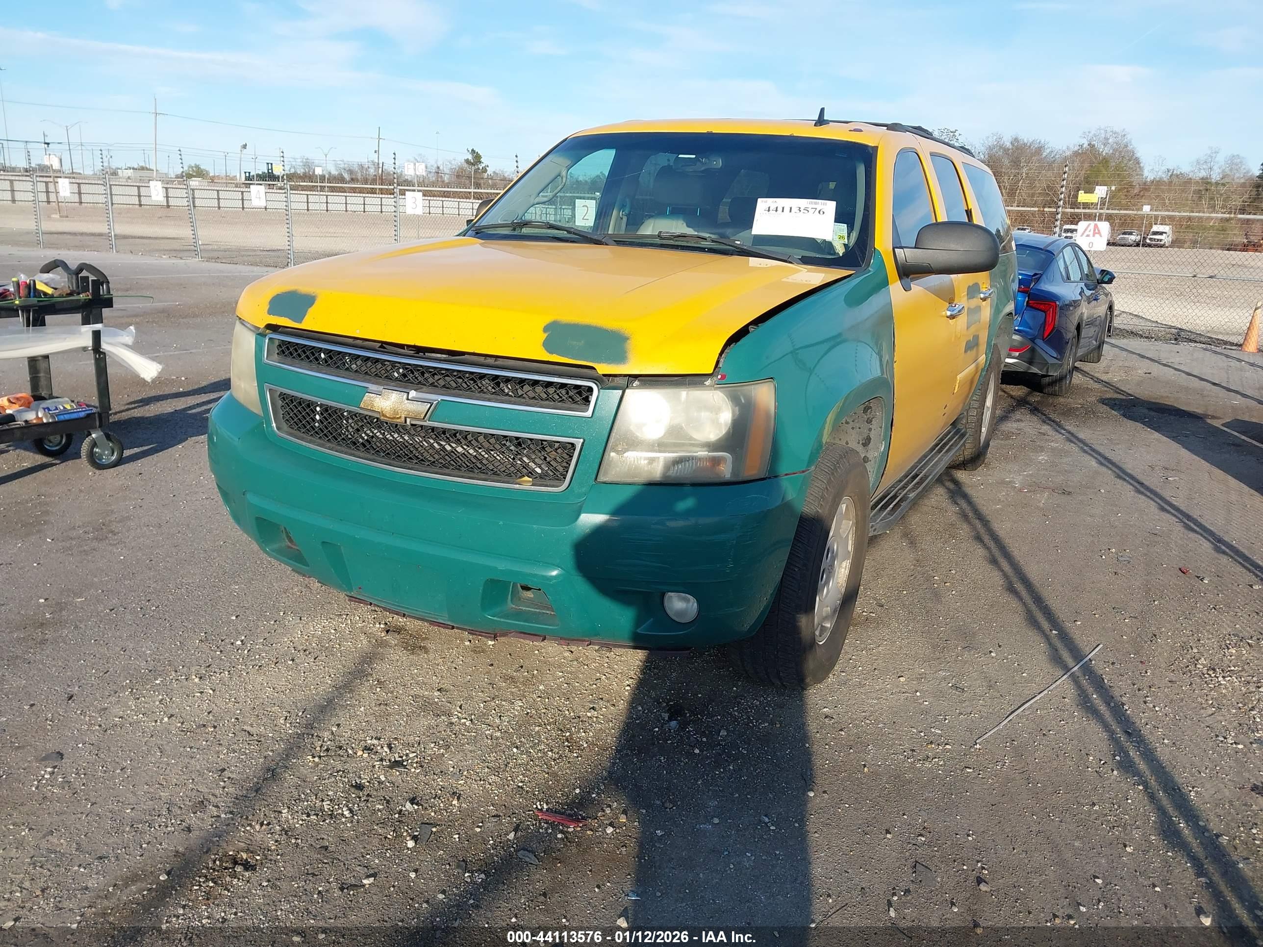 CHEVROLET SUBURBAN image 2