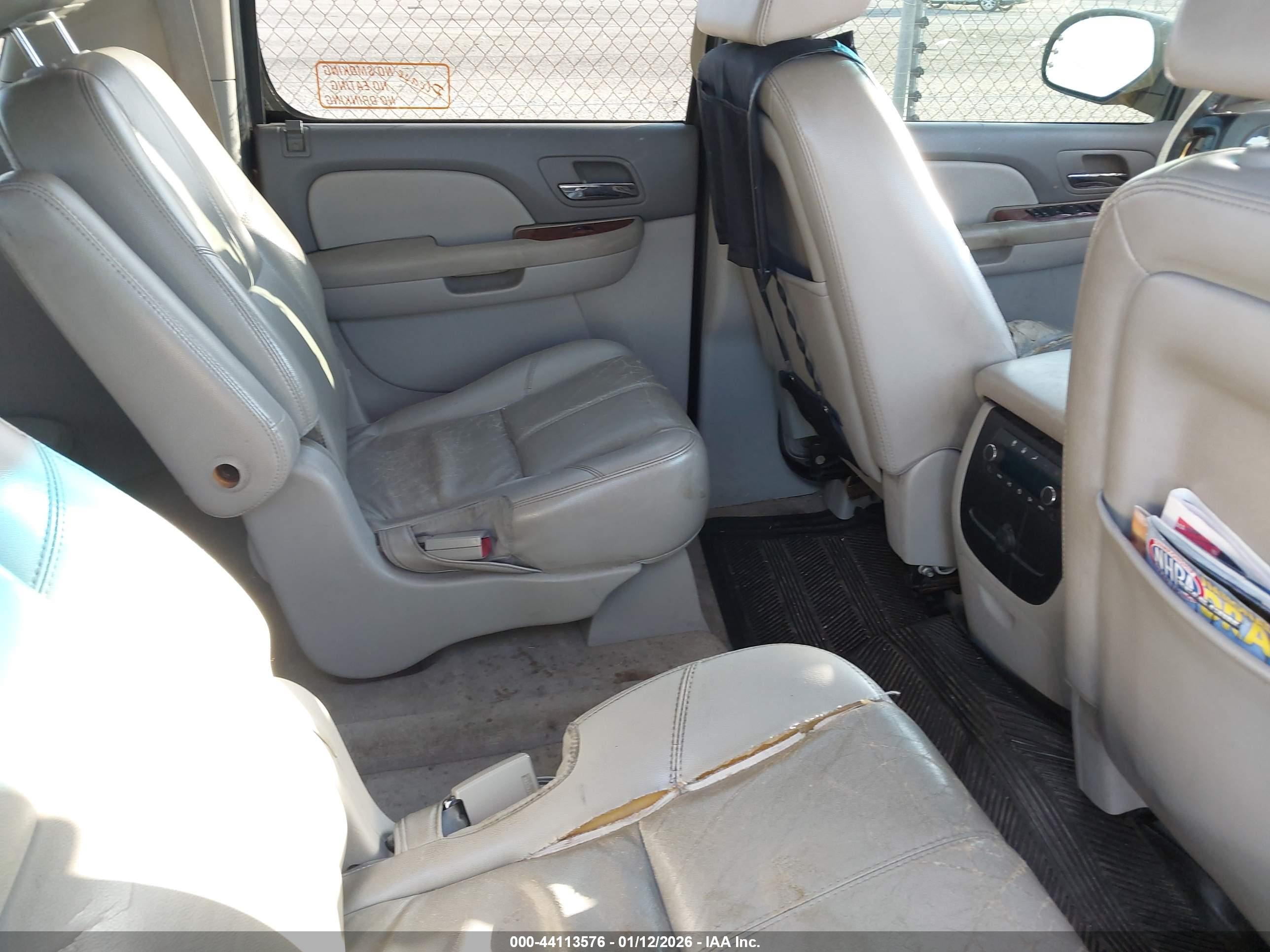 CHEVROLET SUBURBAN image 8