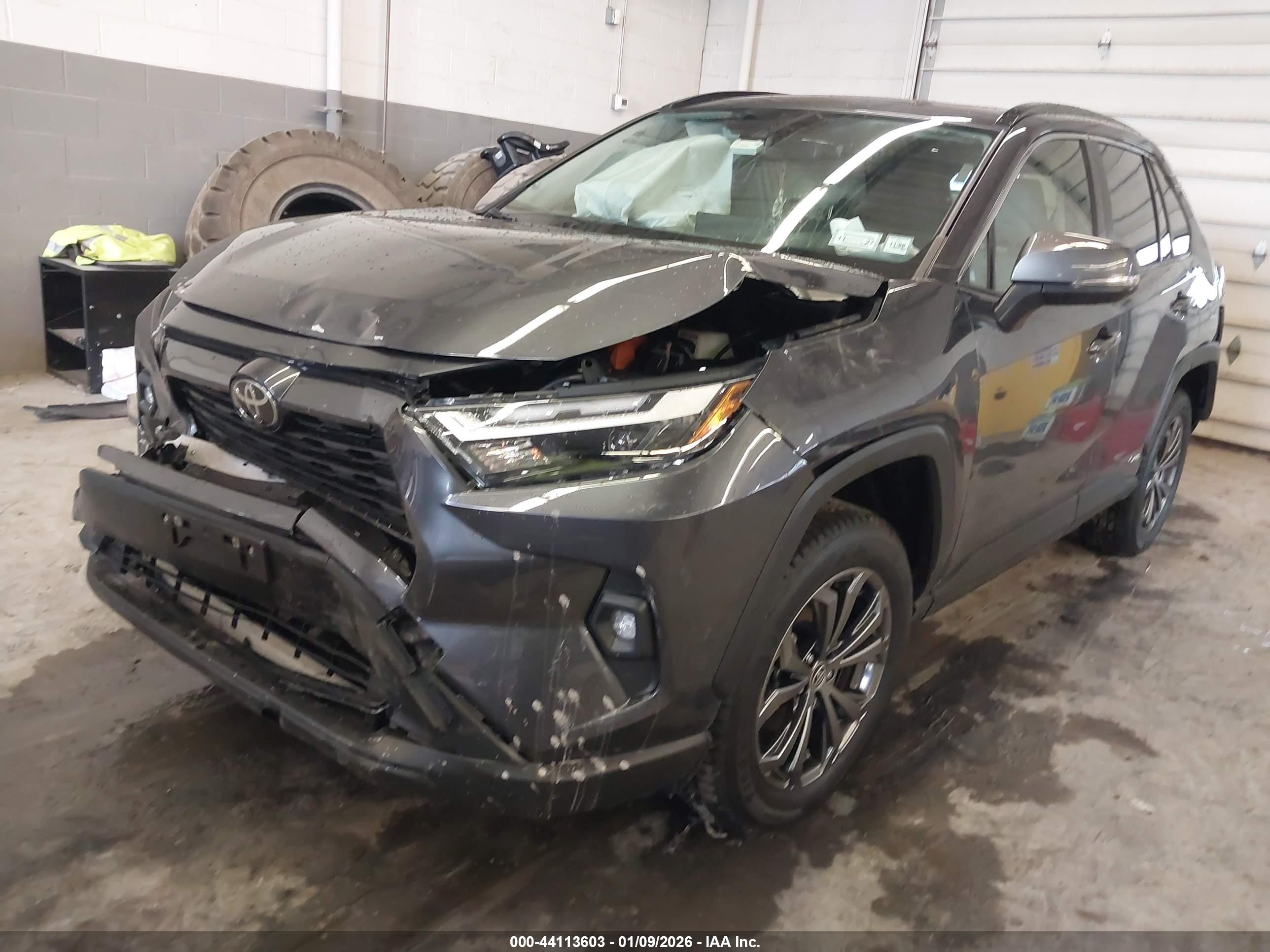 TOYOTA RAV4 image 2