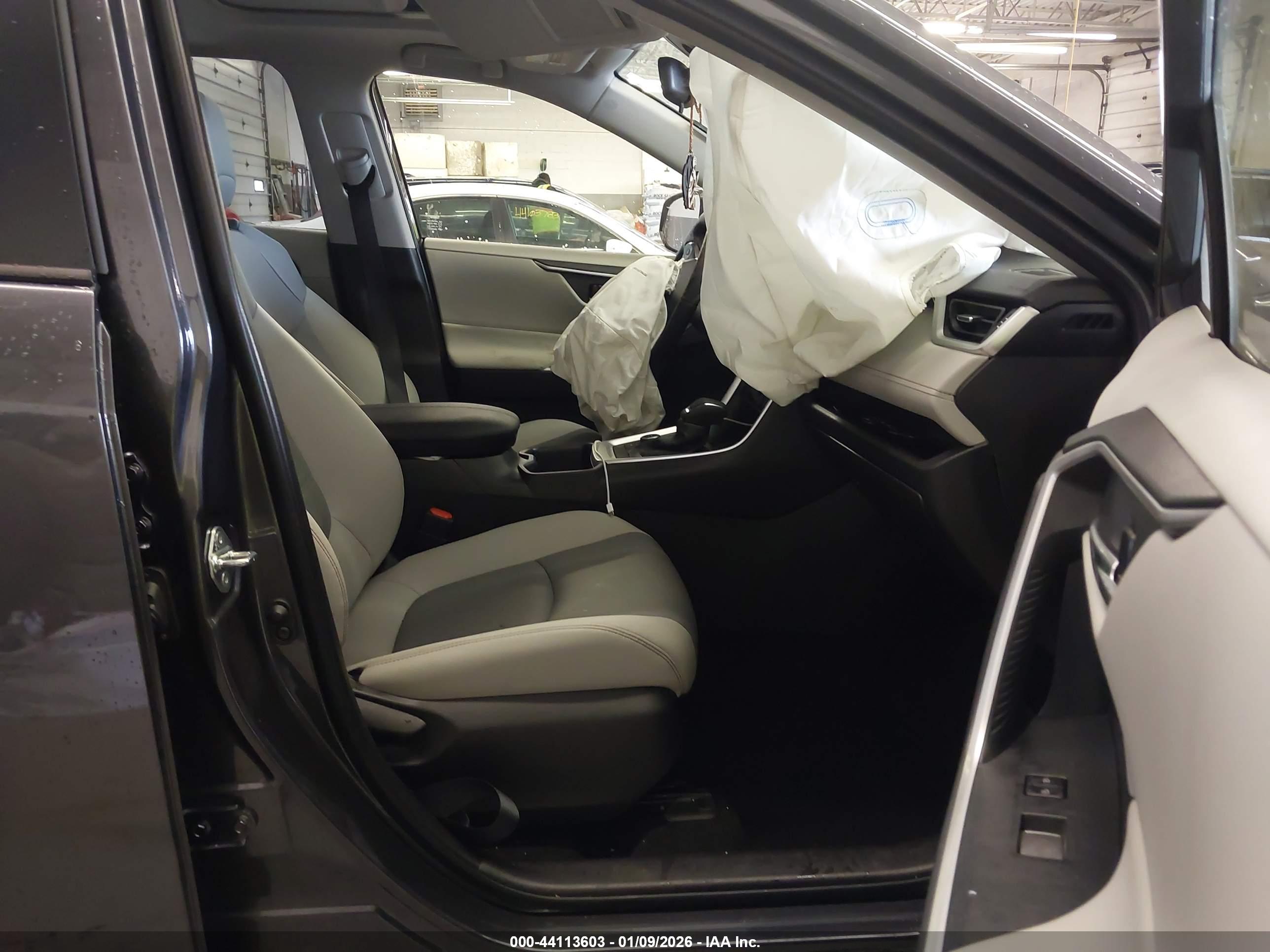 TOYOTA RAV4 image 5