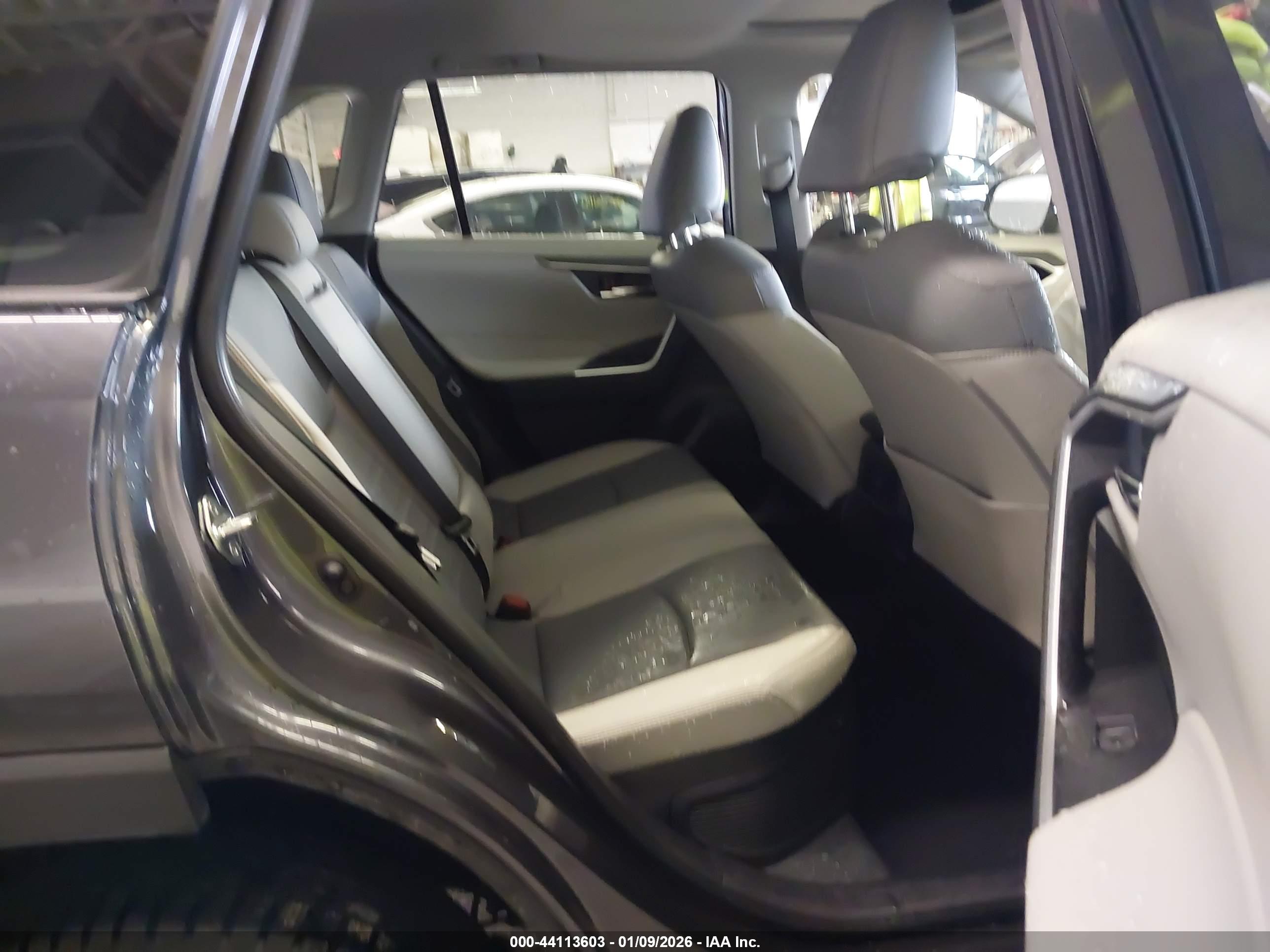 TOYOTA RAV4 image 8