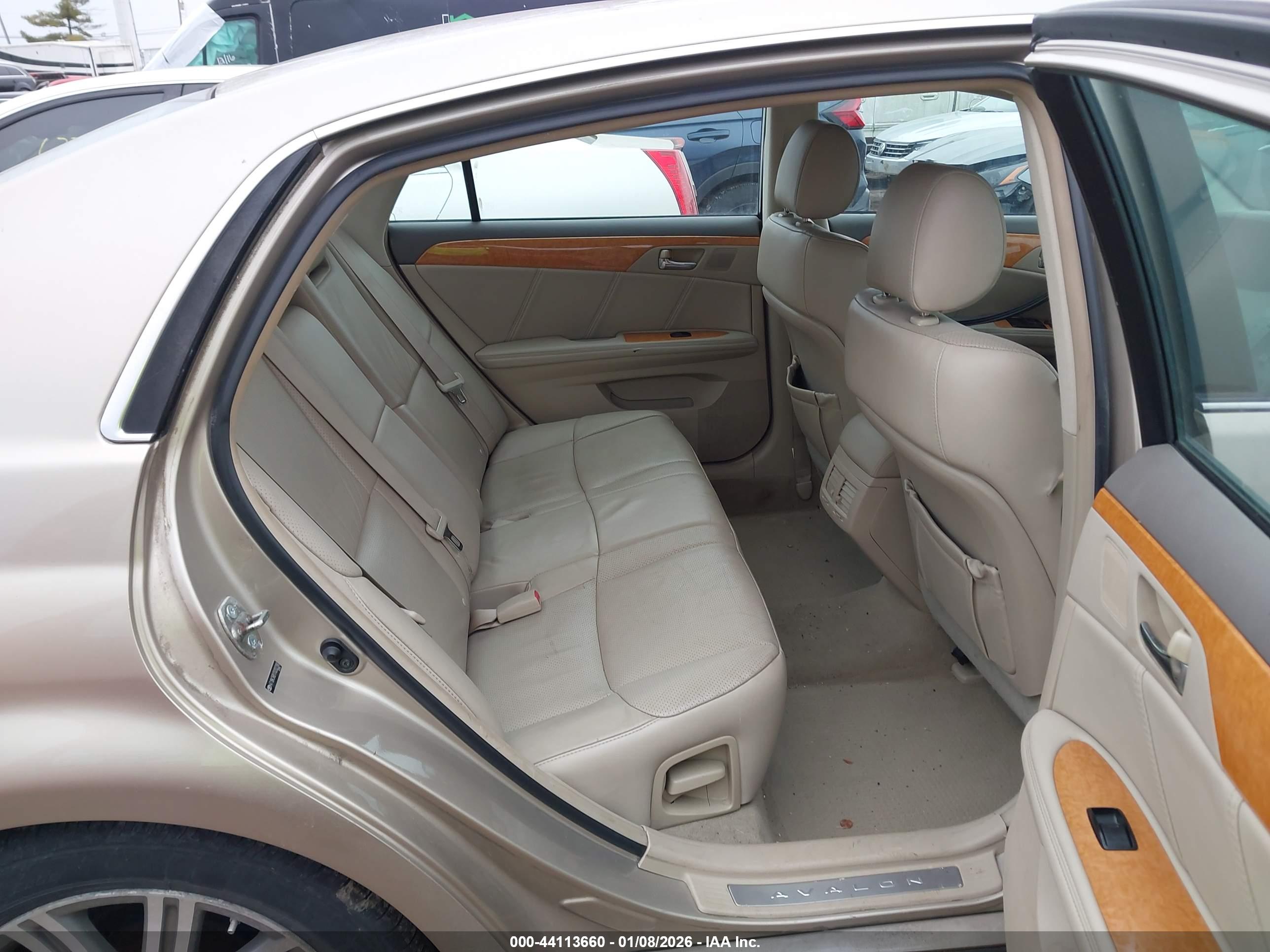 TOYOTA AVALON image 8