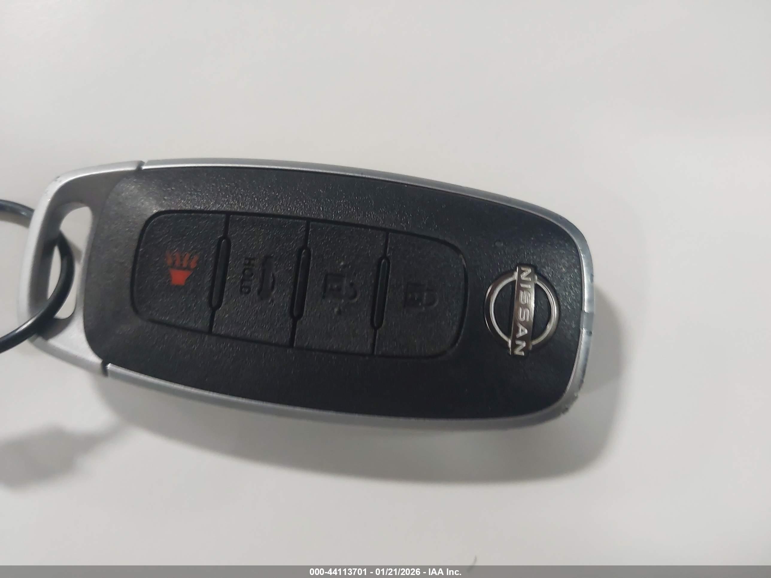NISSAN VERSA image 11