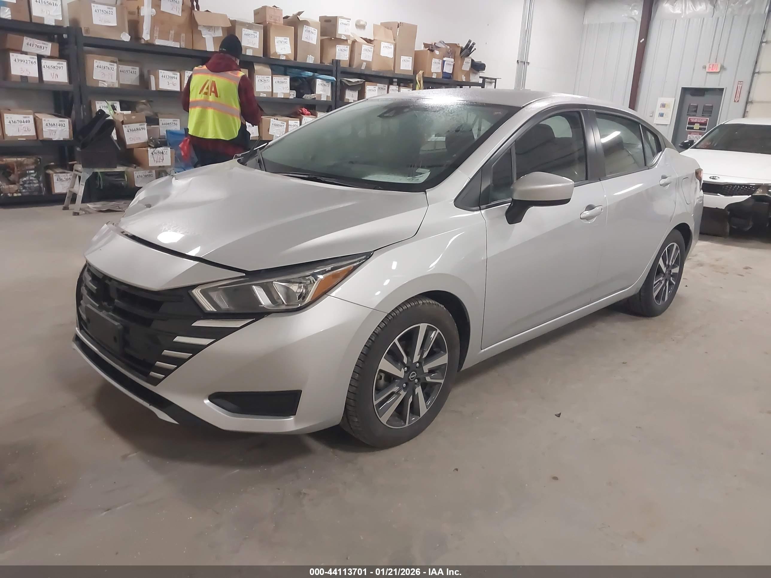 NISSAN VERSA image 2