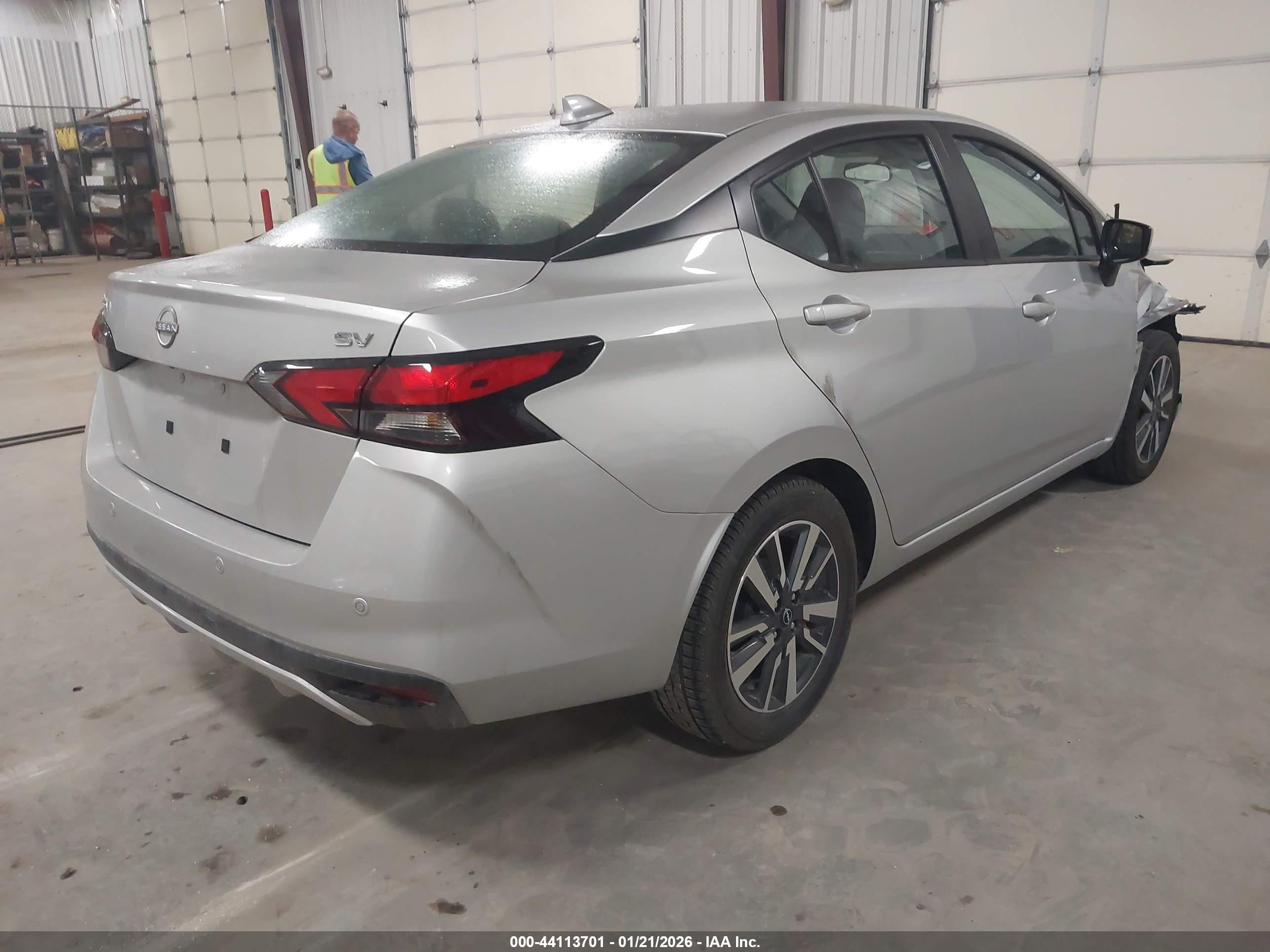 NISSAN VERSA image 4