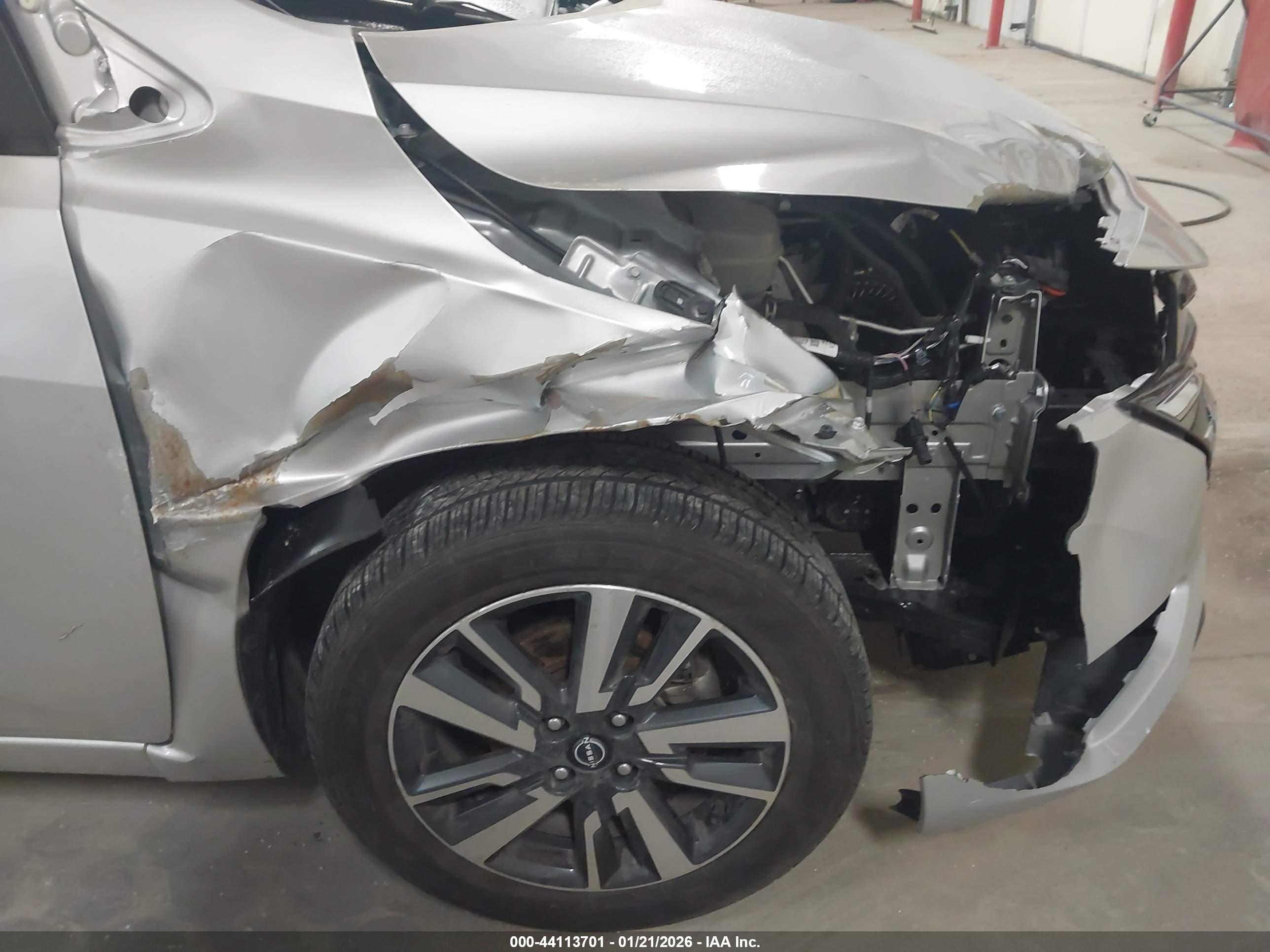 NISSAN VERSA image 6