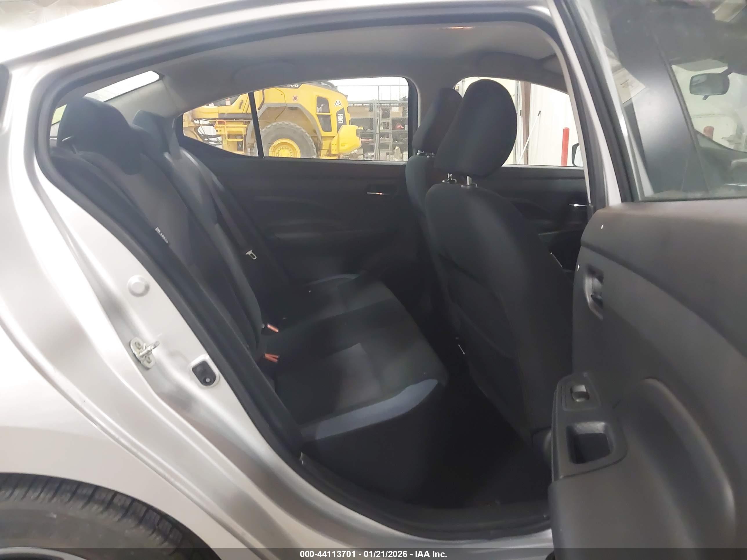 NISSAN VERSA image 8