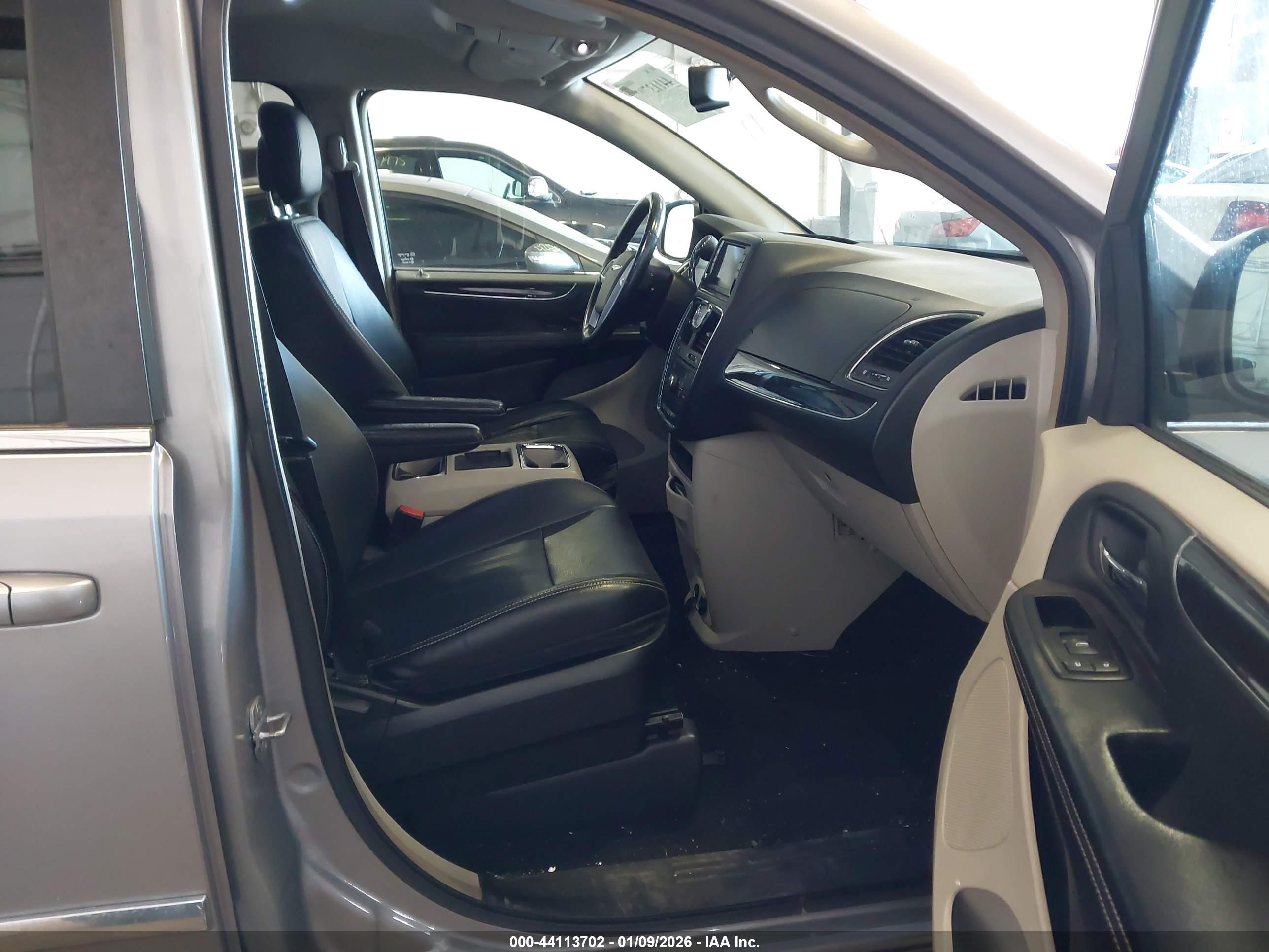 CHRYSLER TOWN image 5