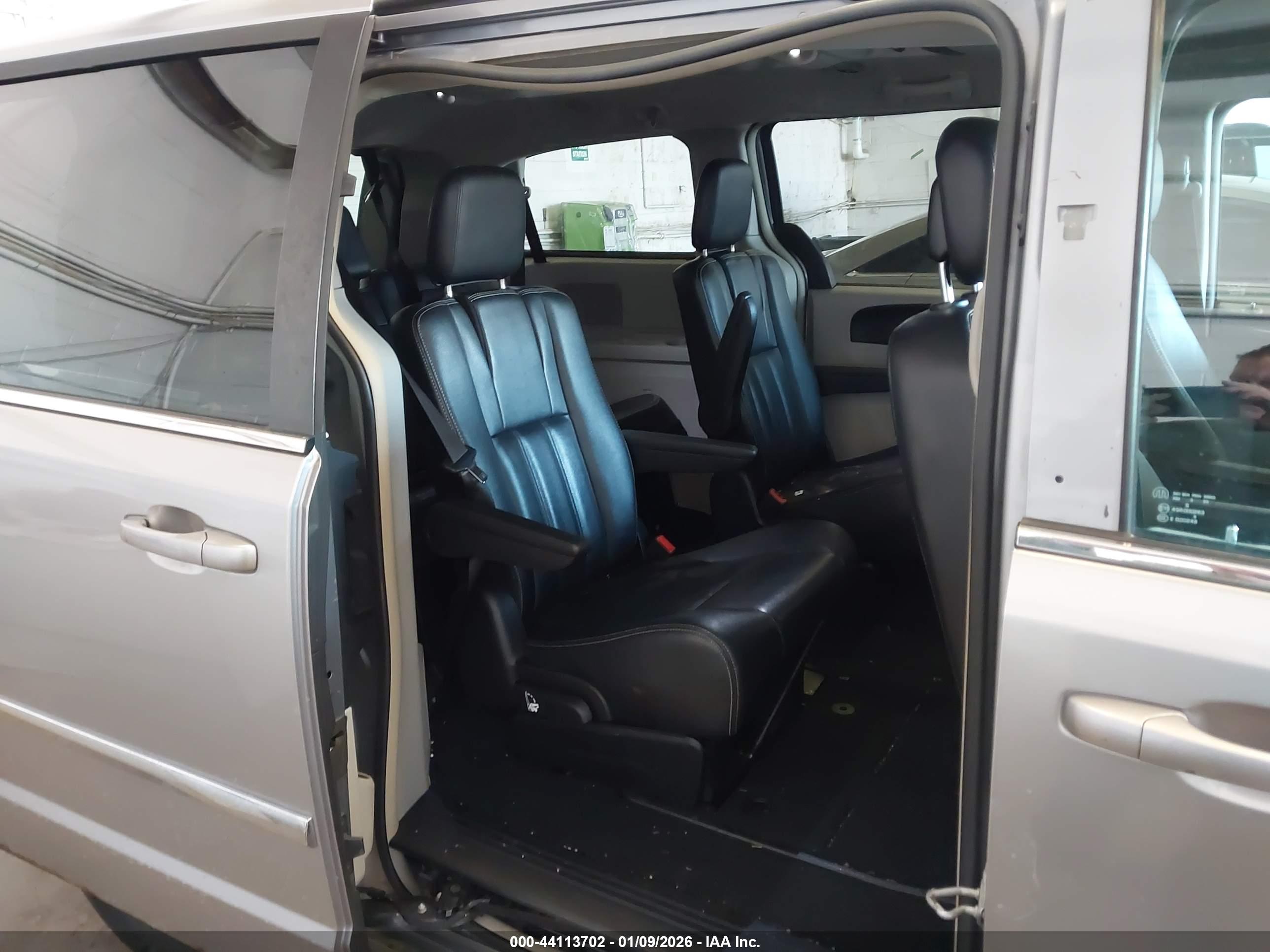 CHRYSLER TOWN image 8