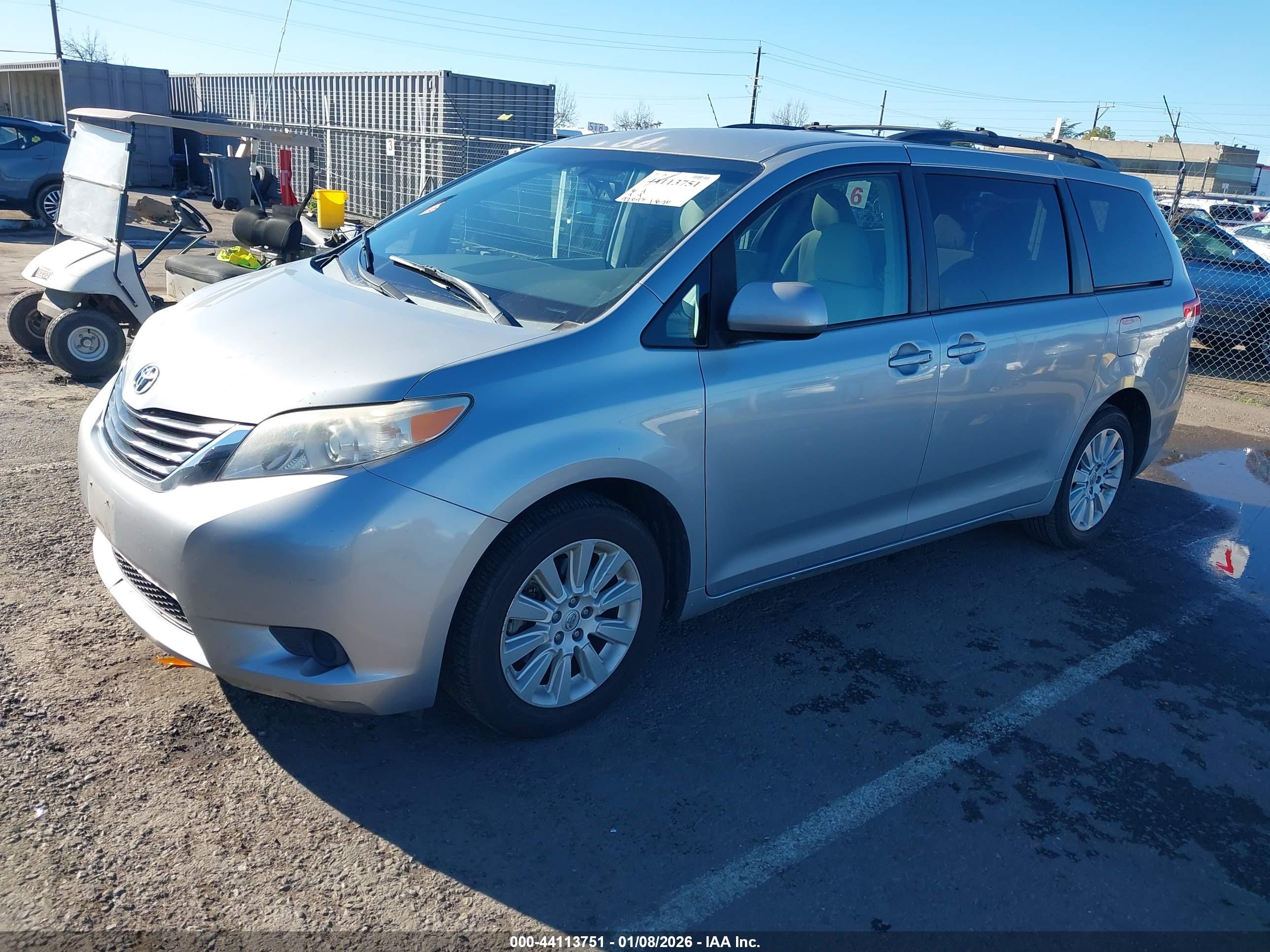 TOYOTA SIENNA image 2