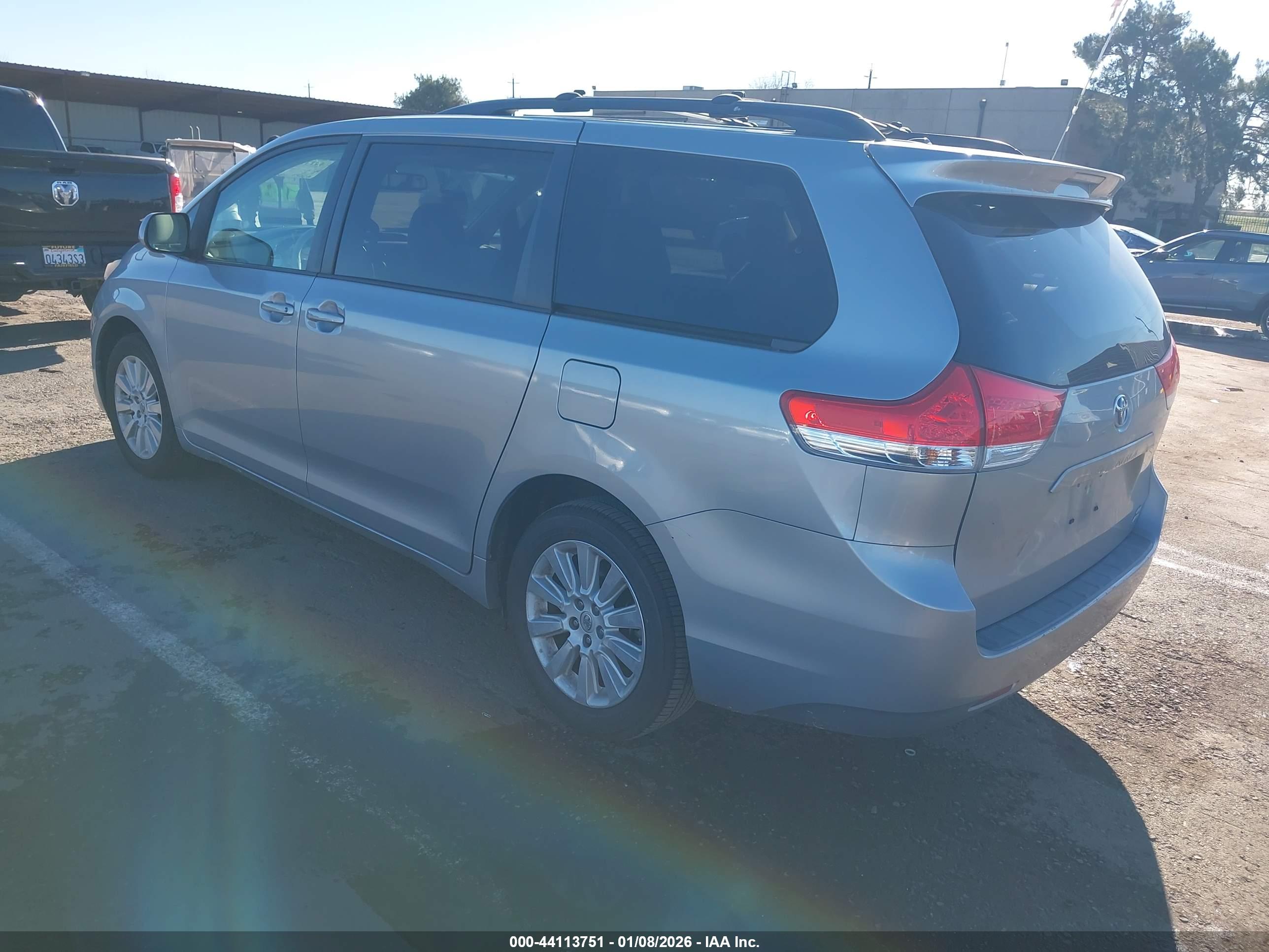TOYOTA SIENNA image 3
