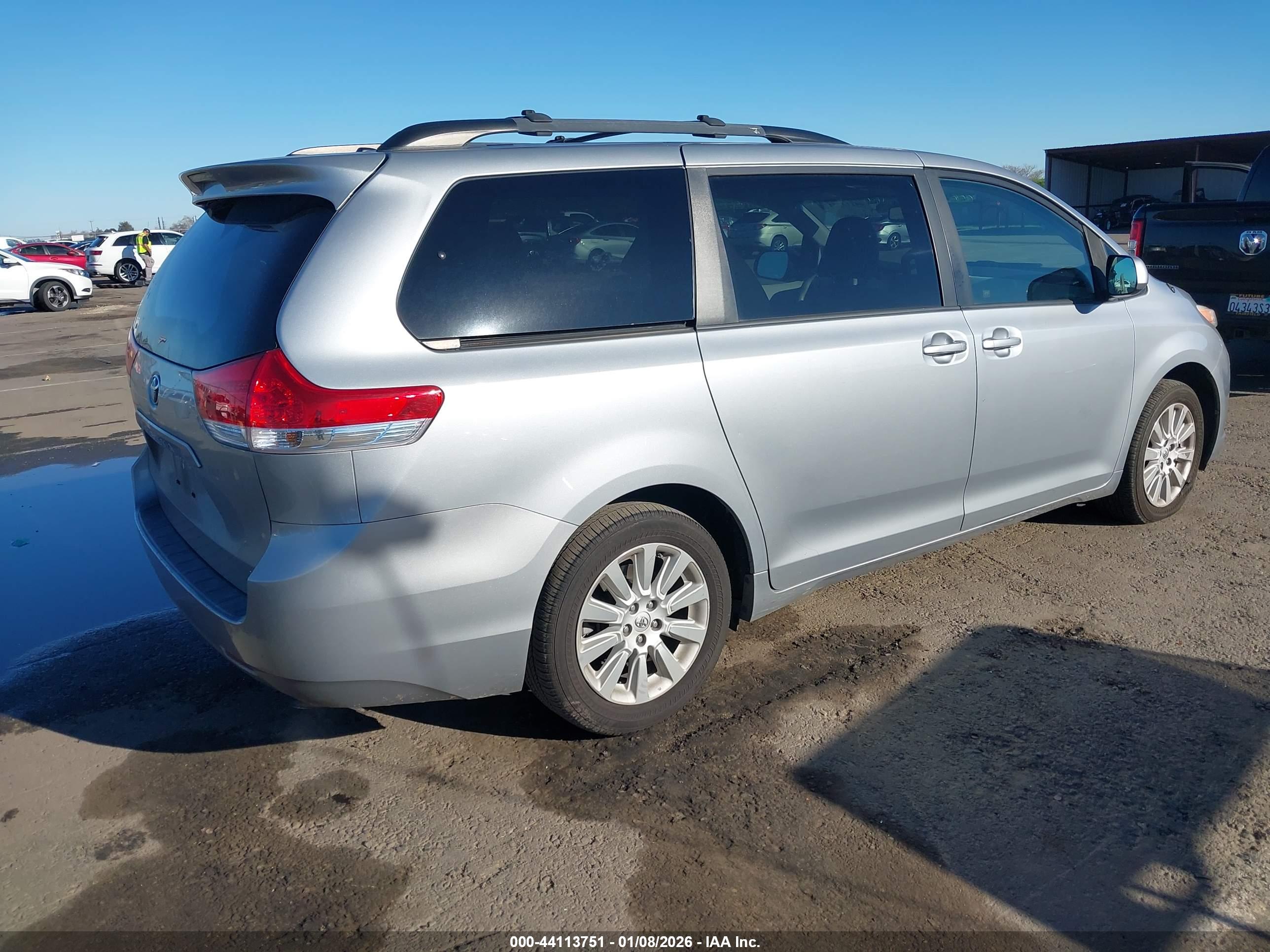 TOYOTA SIENNA image 4