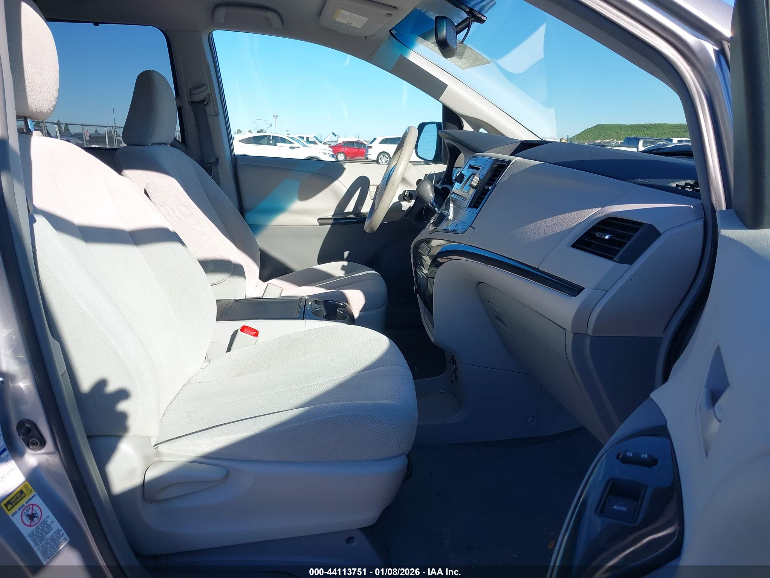 TOYOTA SIENNA image 5