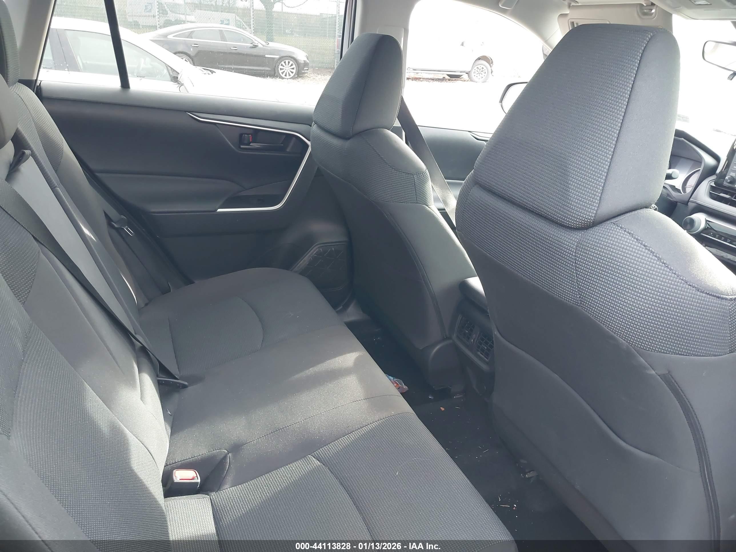 TOYOTA RAV4 image 8