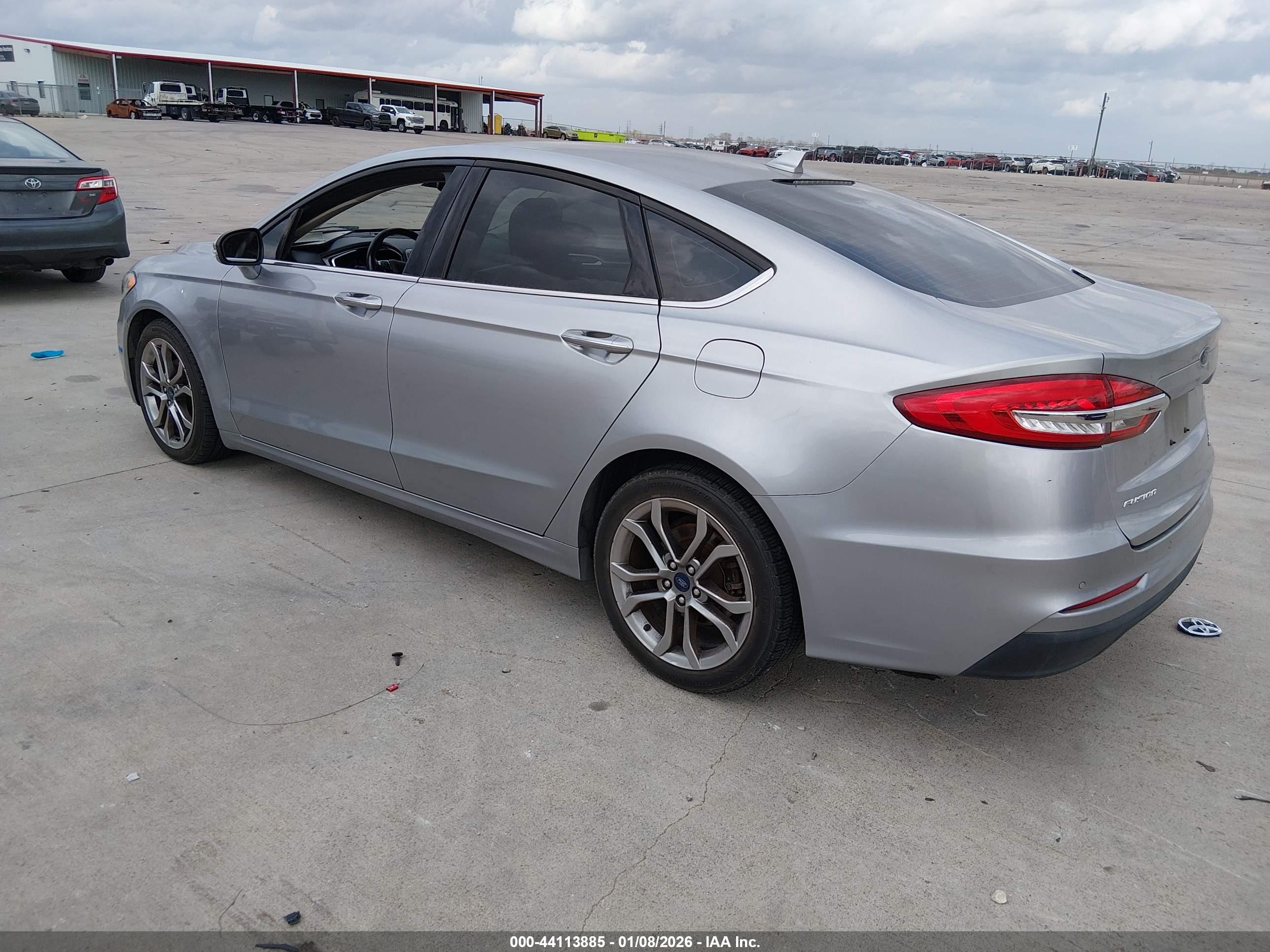 FORD FUSION image 3
