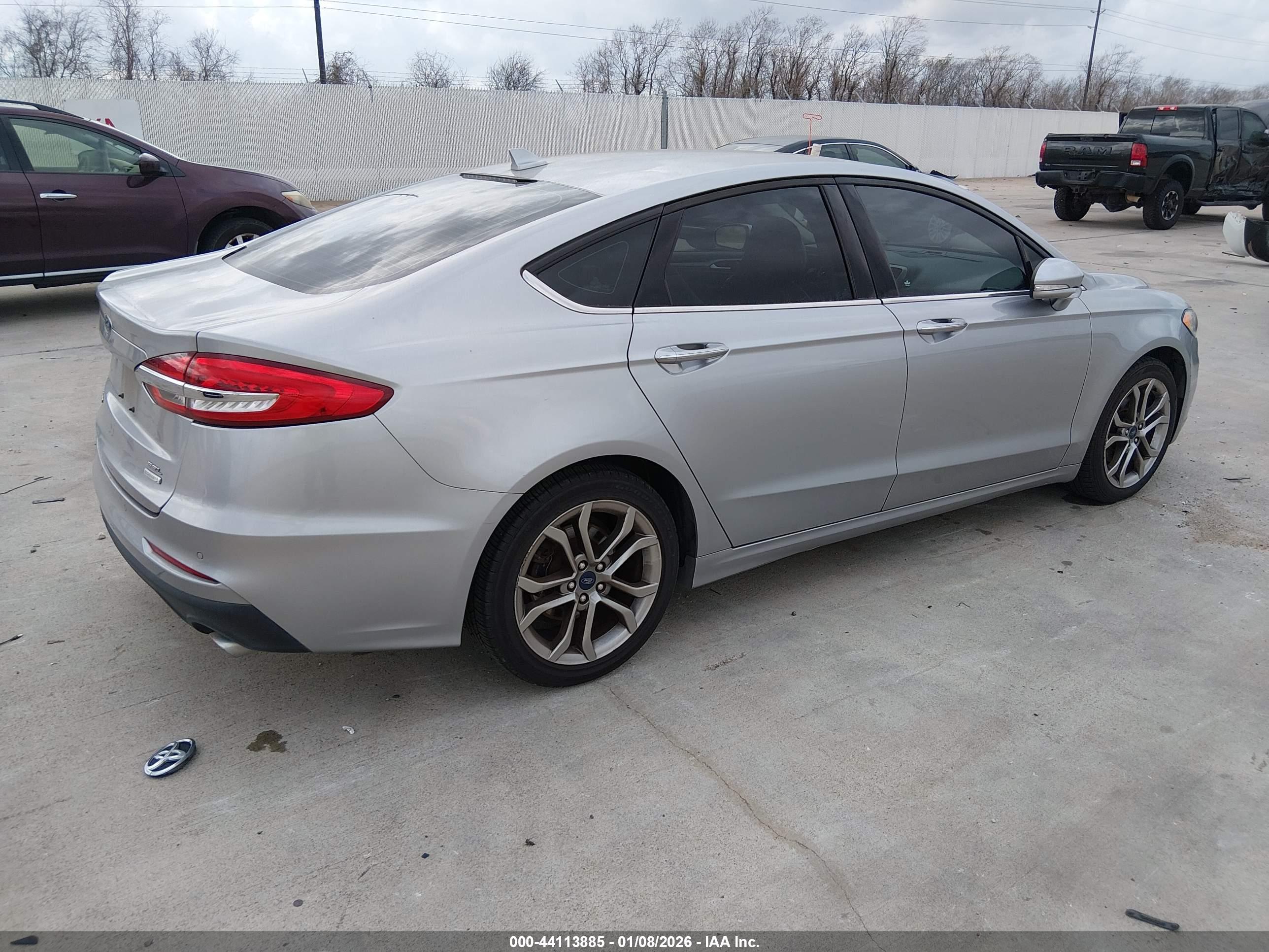 FORD FUSION image 4