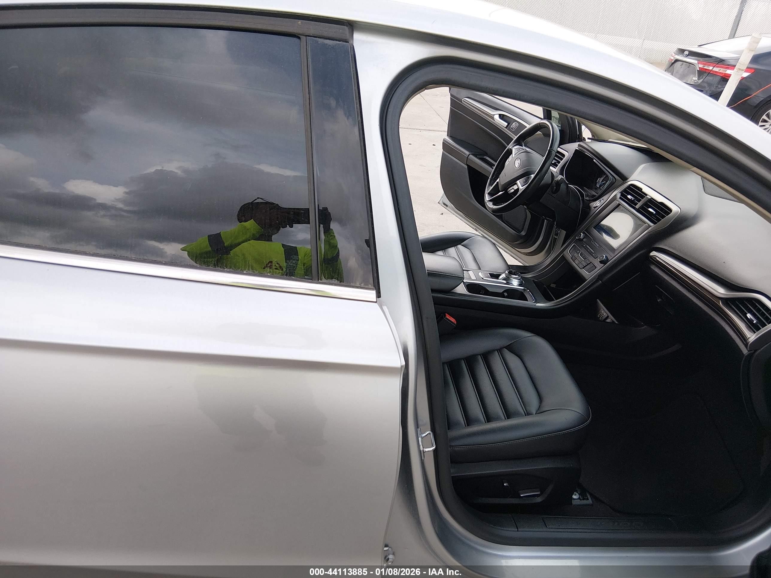 FORD FUSION image 5