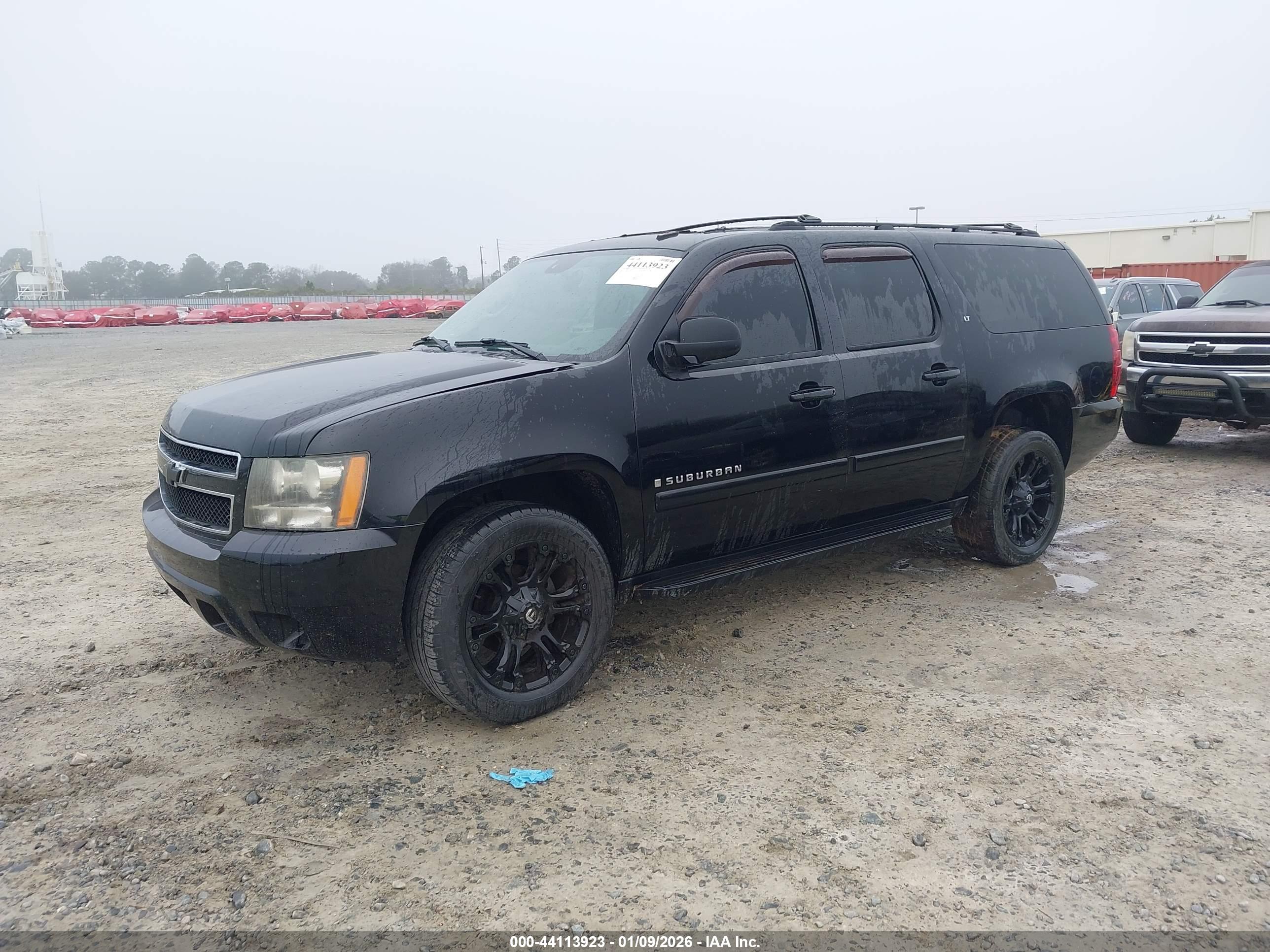 CHEVROLET SUBURBAN image 2