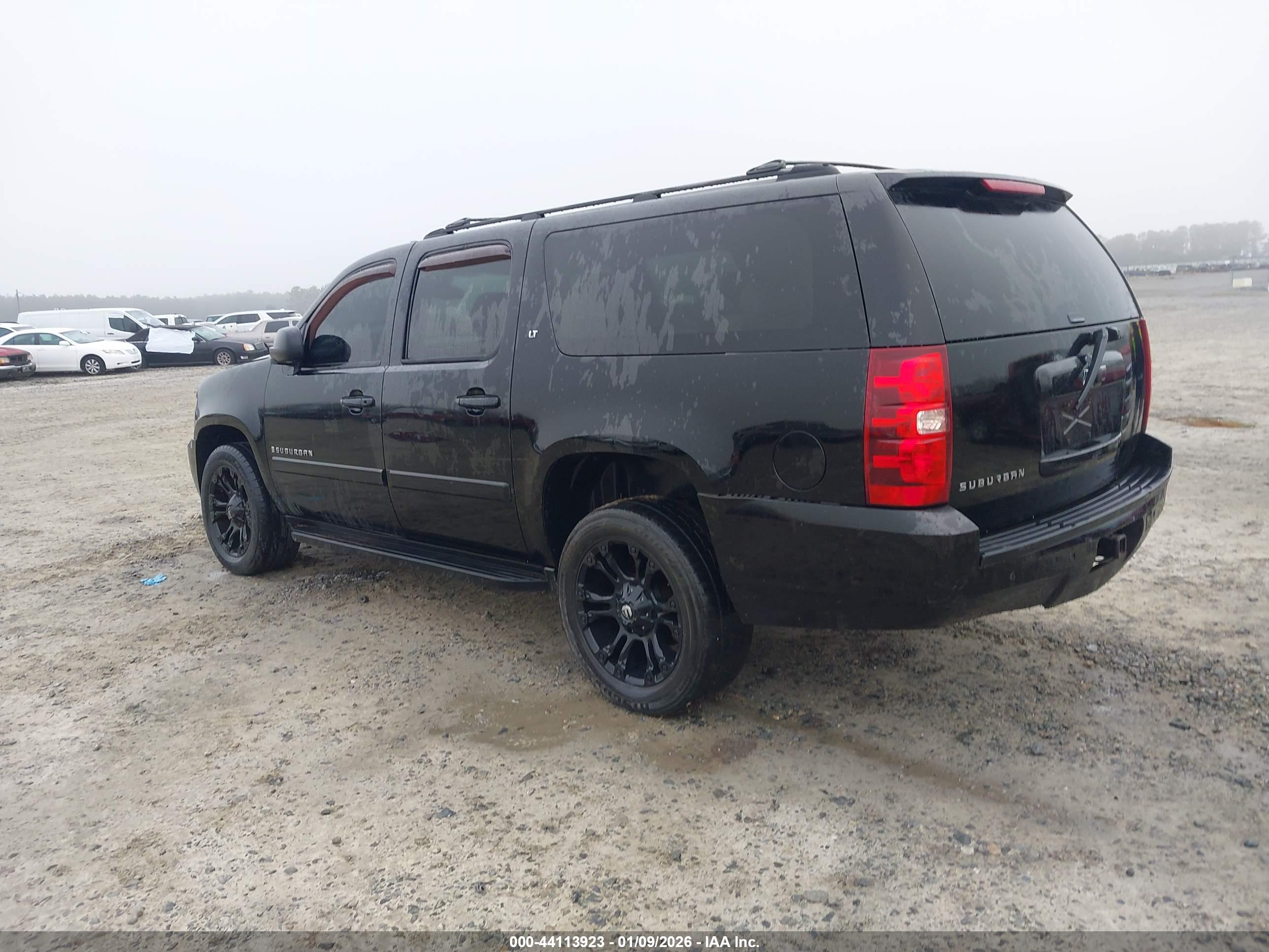 CHEVROLET SUBURBAN image 3