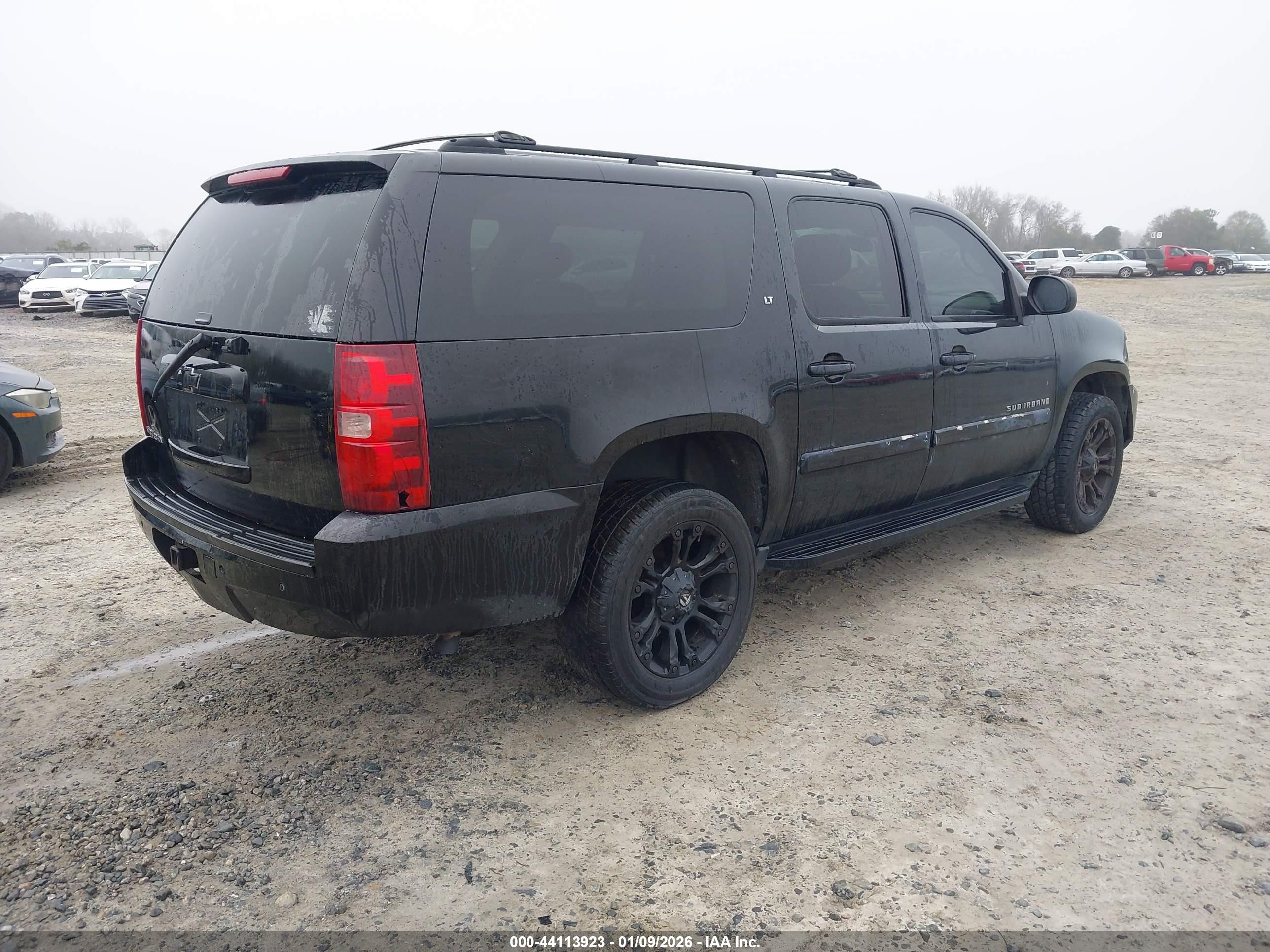 CHEVROLET SUBURBAN image 4