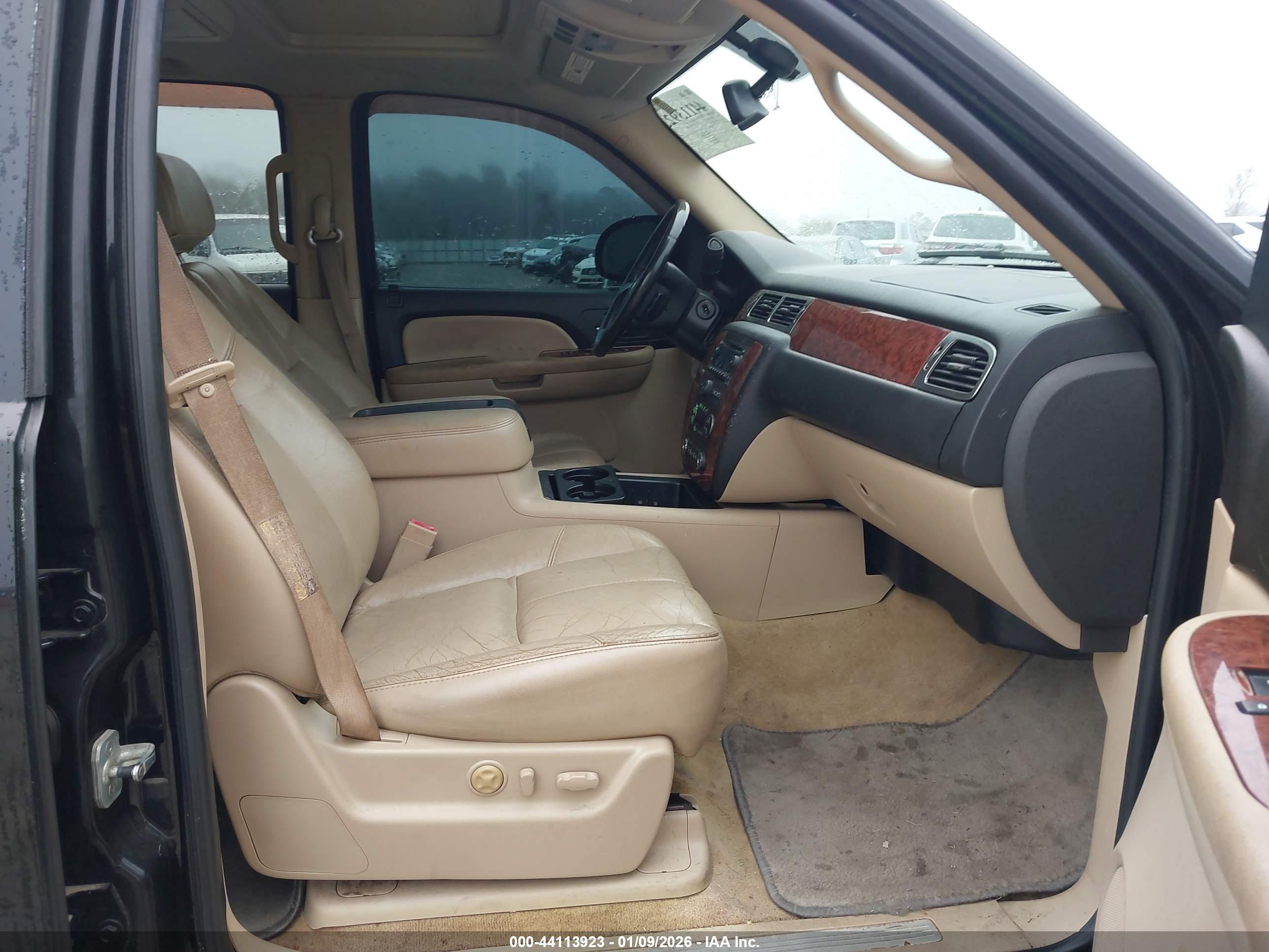 CHEVROLET SUBURBAN image 5