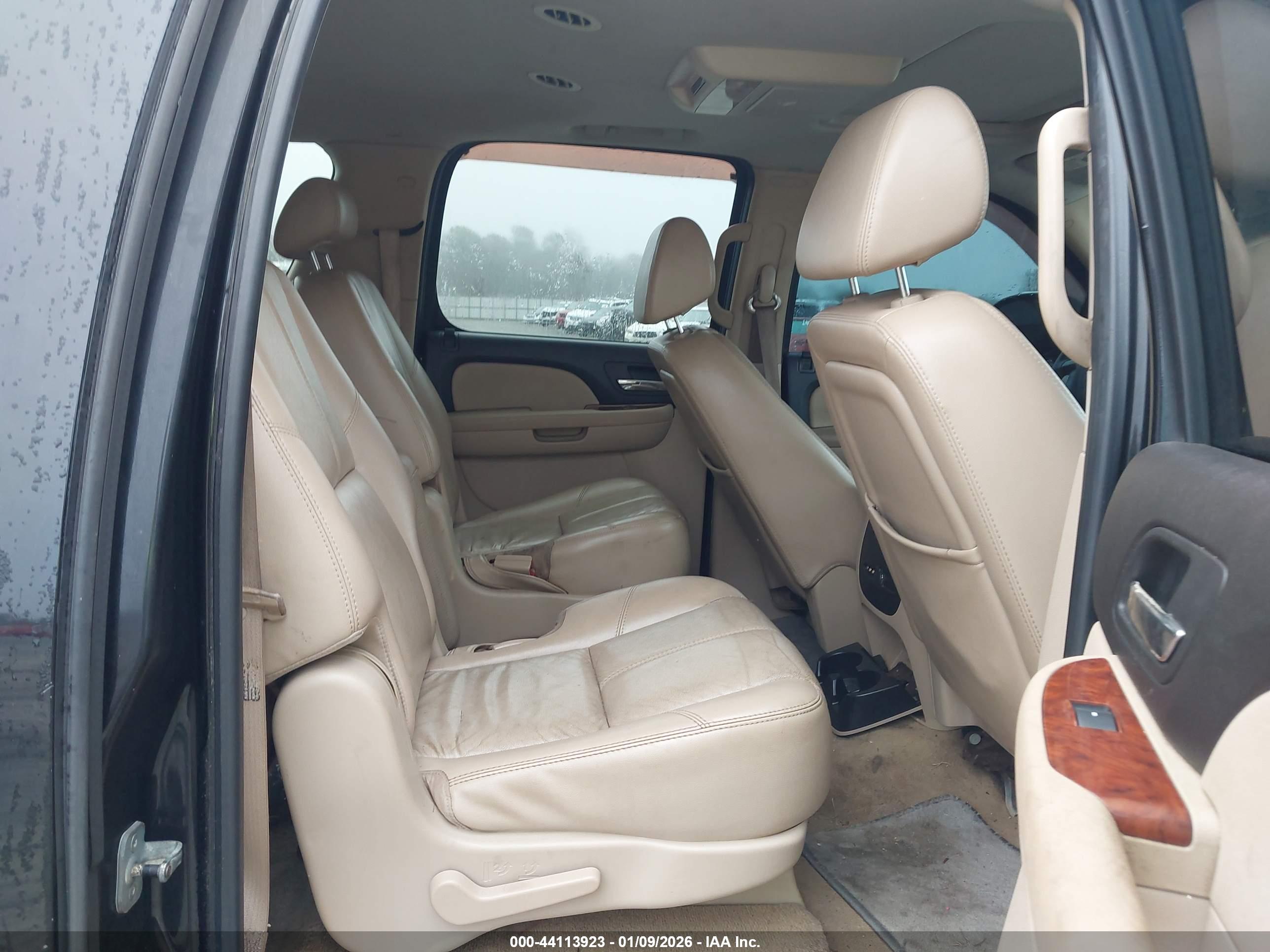 CHEVROLET SUBURBAN image 8