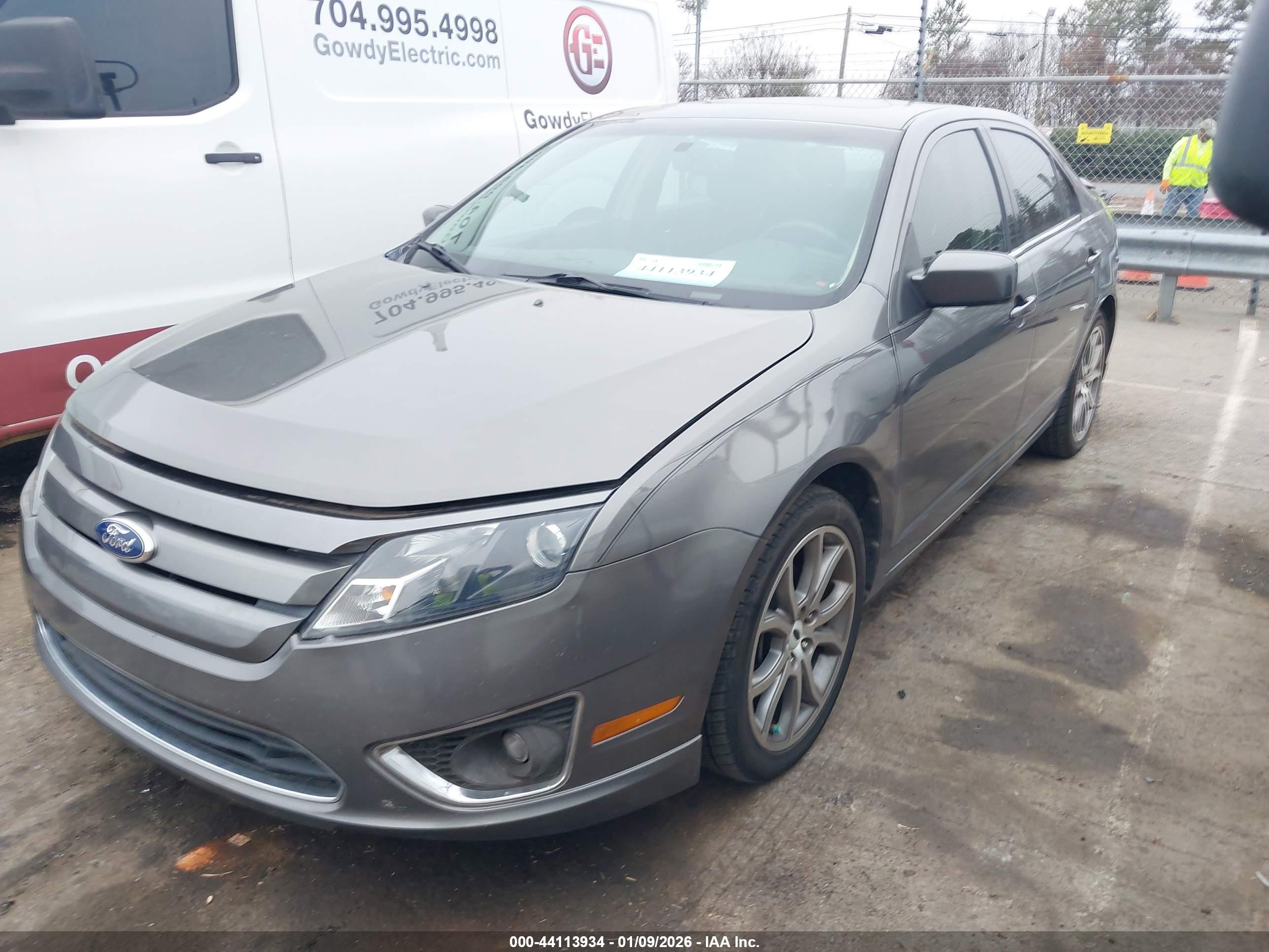 FORD FUSION image 2