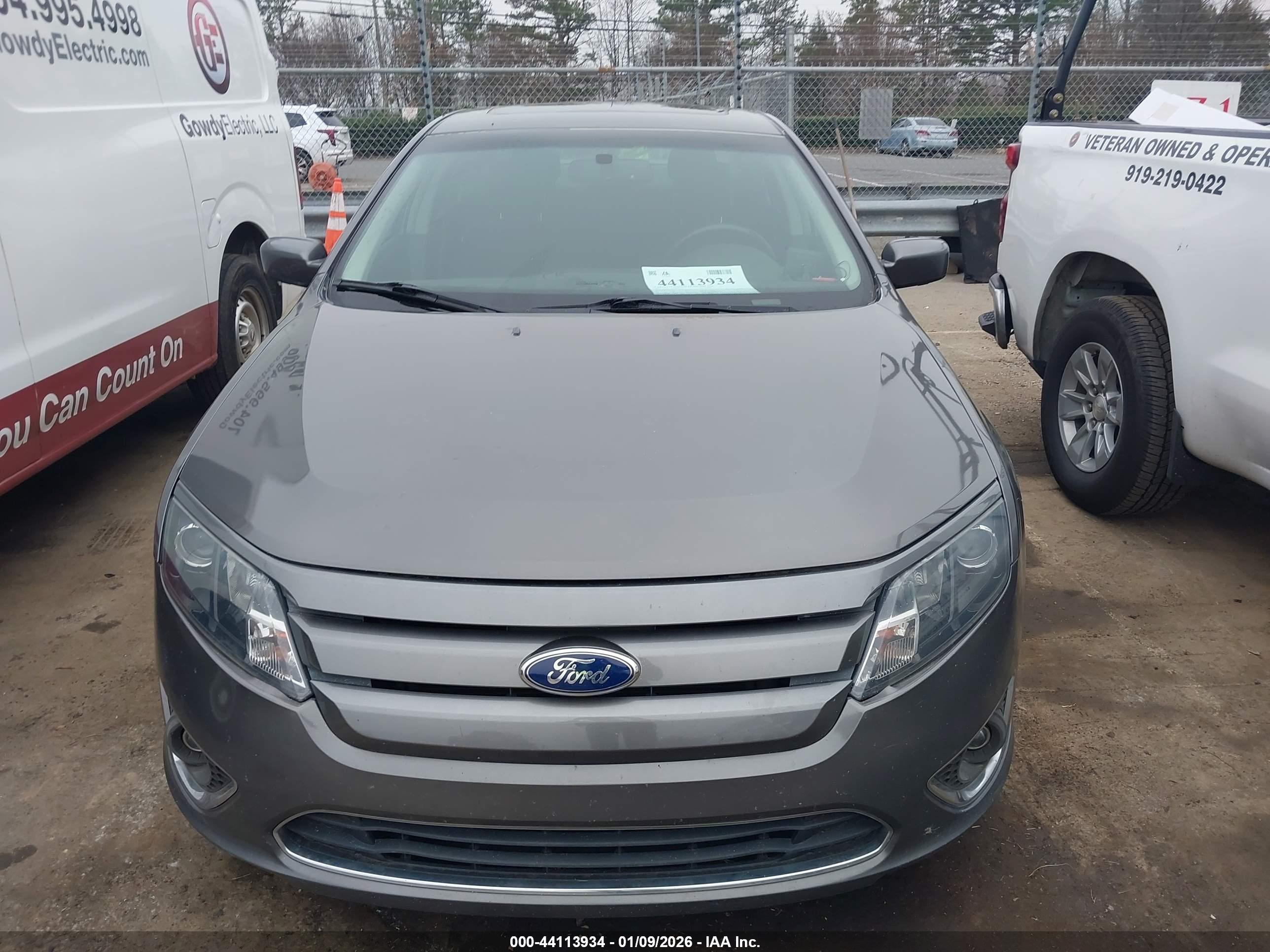 FORD FUSION image 6