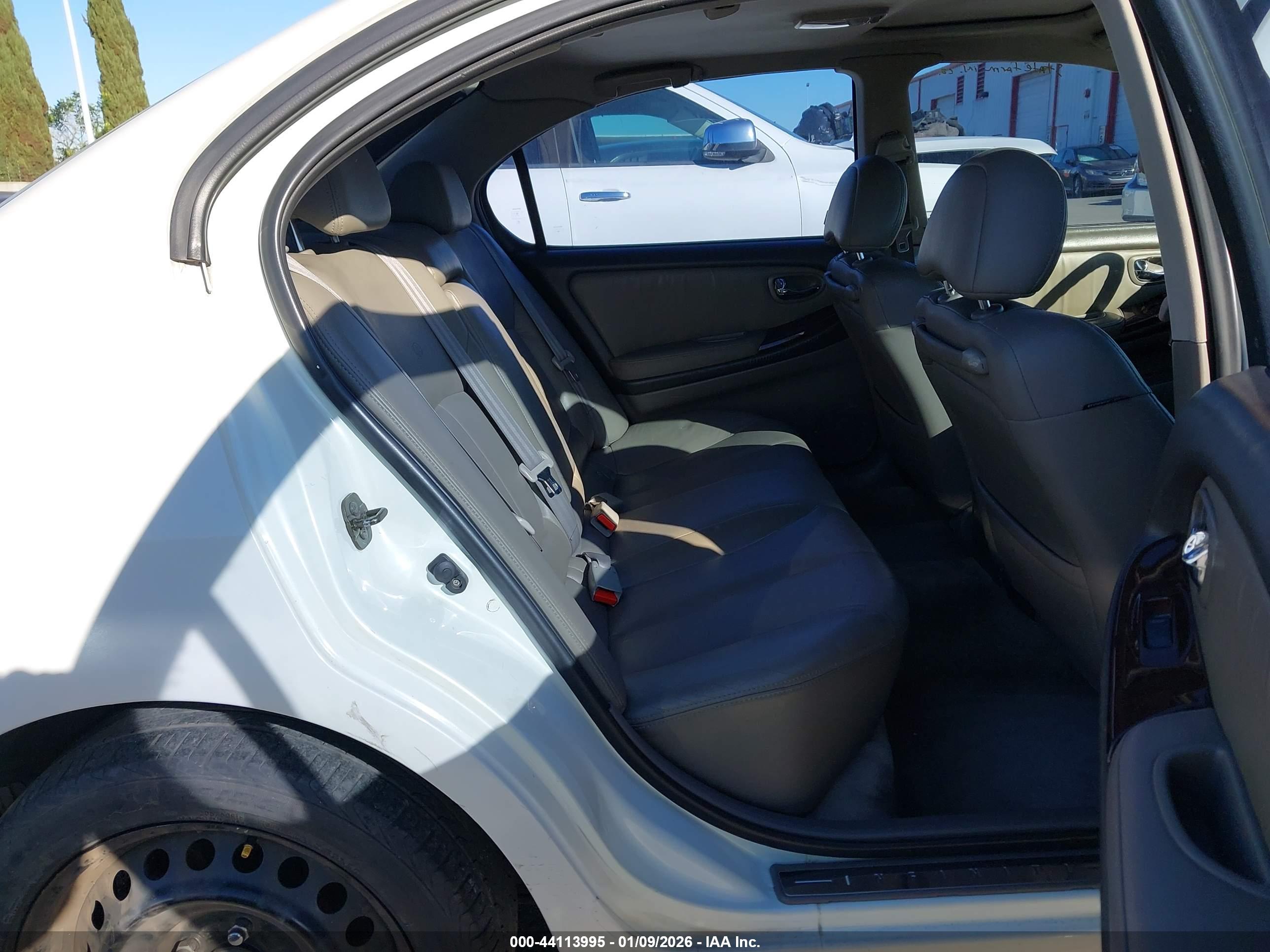 INFINITI I30 image 8
