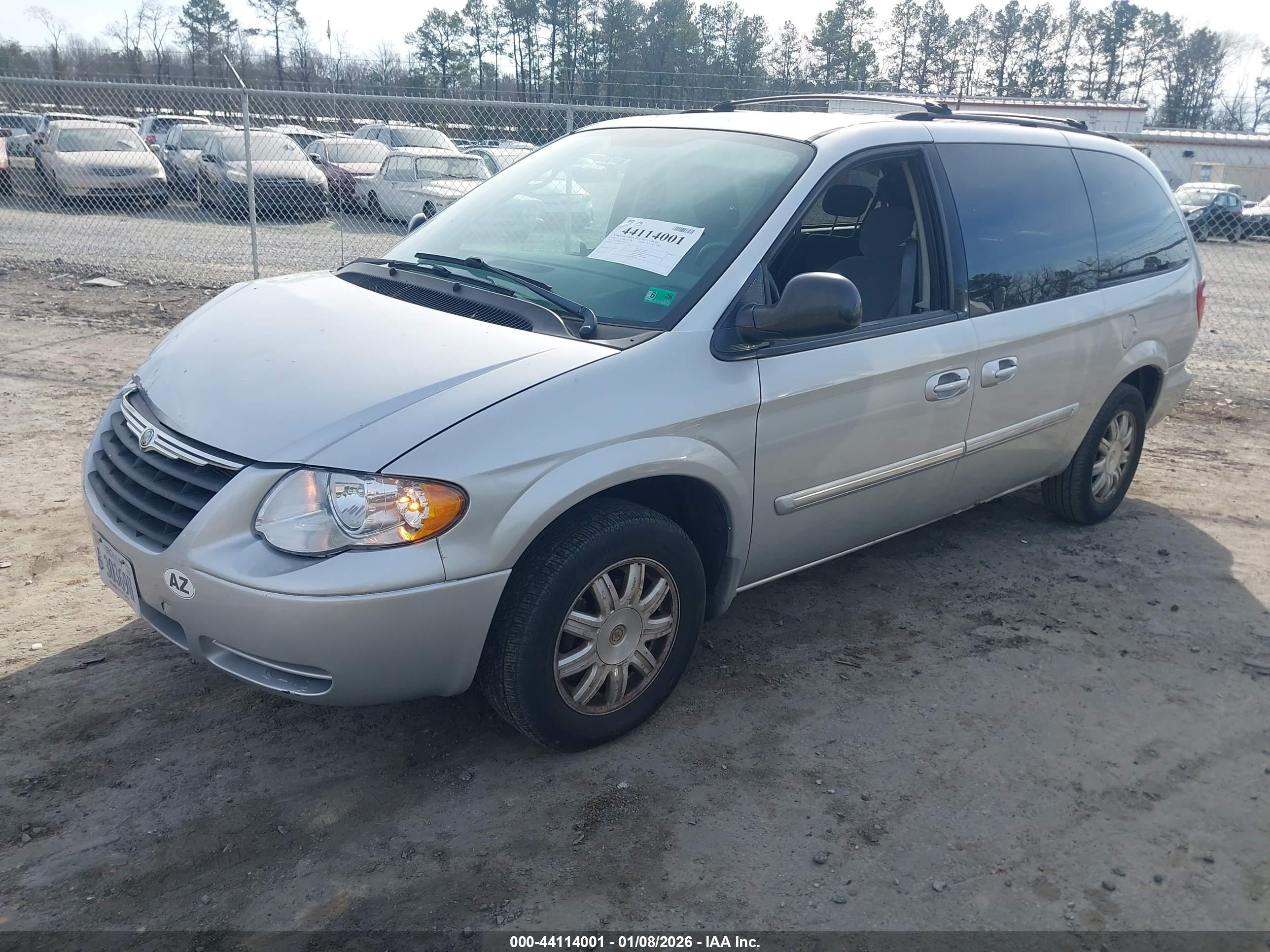 CHRYSLER TOWN image 2