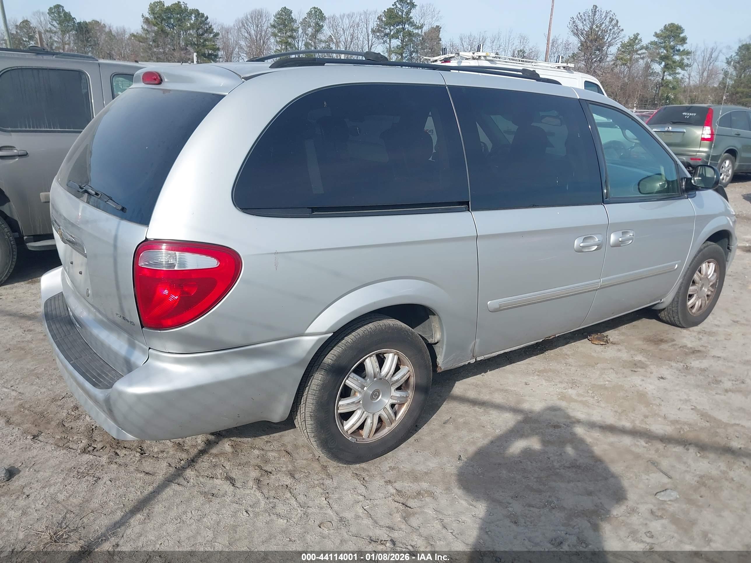 CHRYSLER TOWN image 4