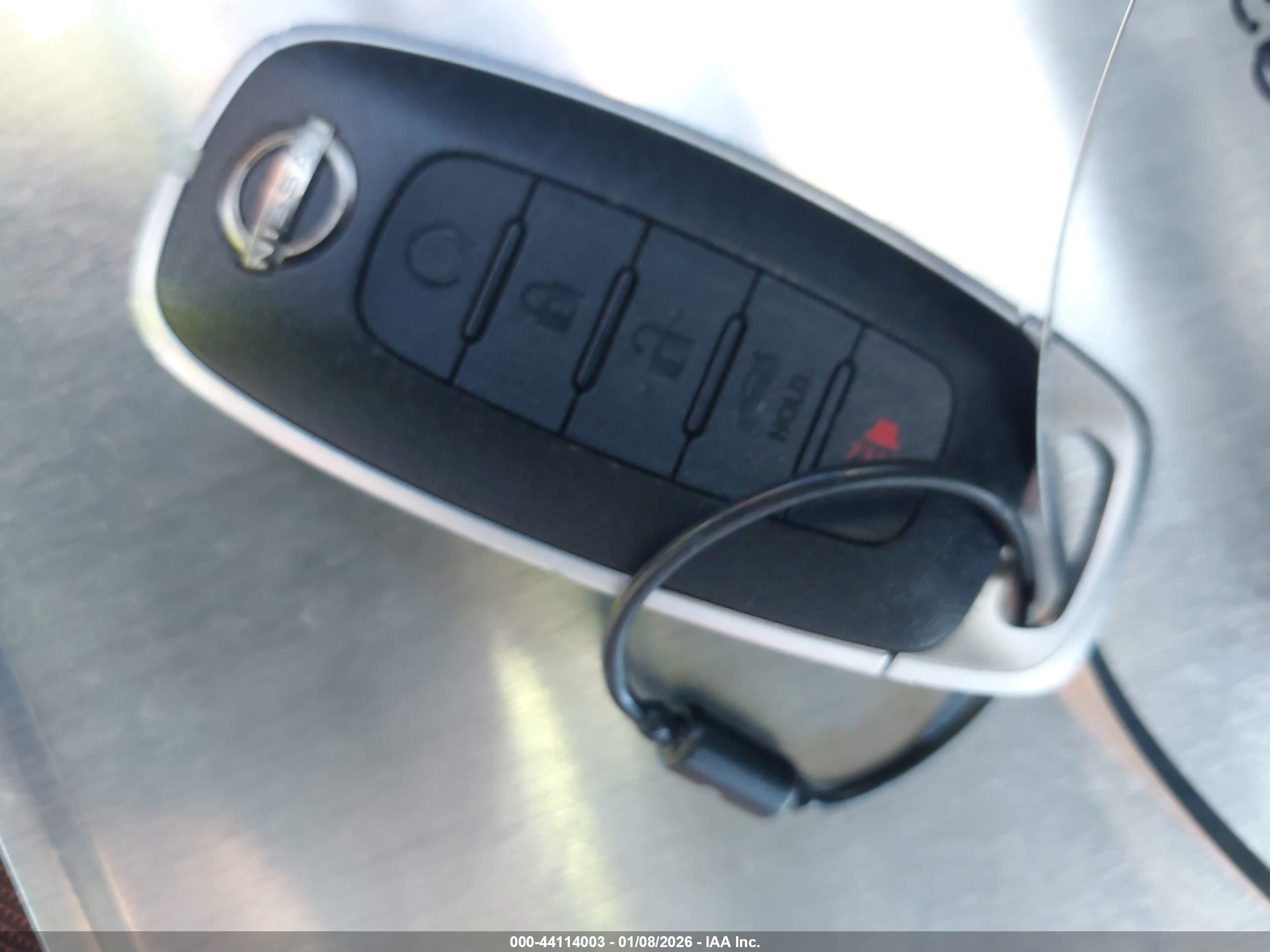 NISSAN VERSA image 11