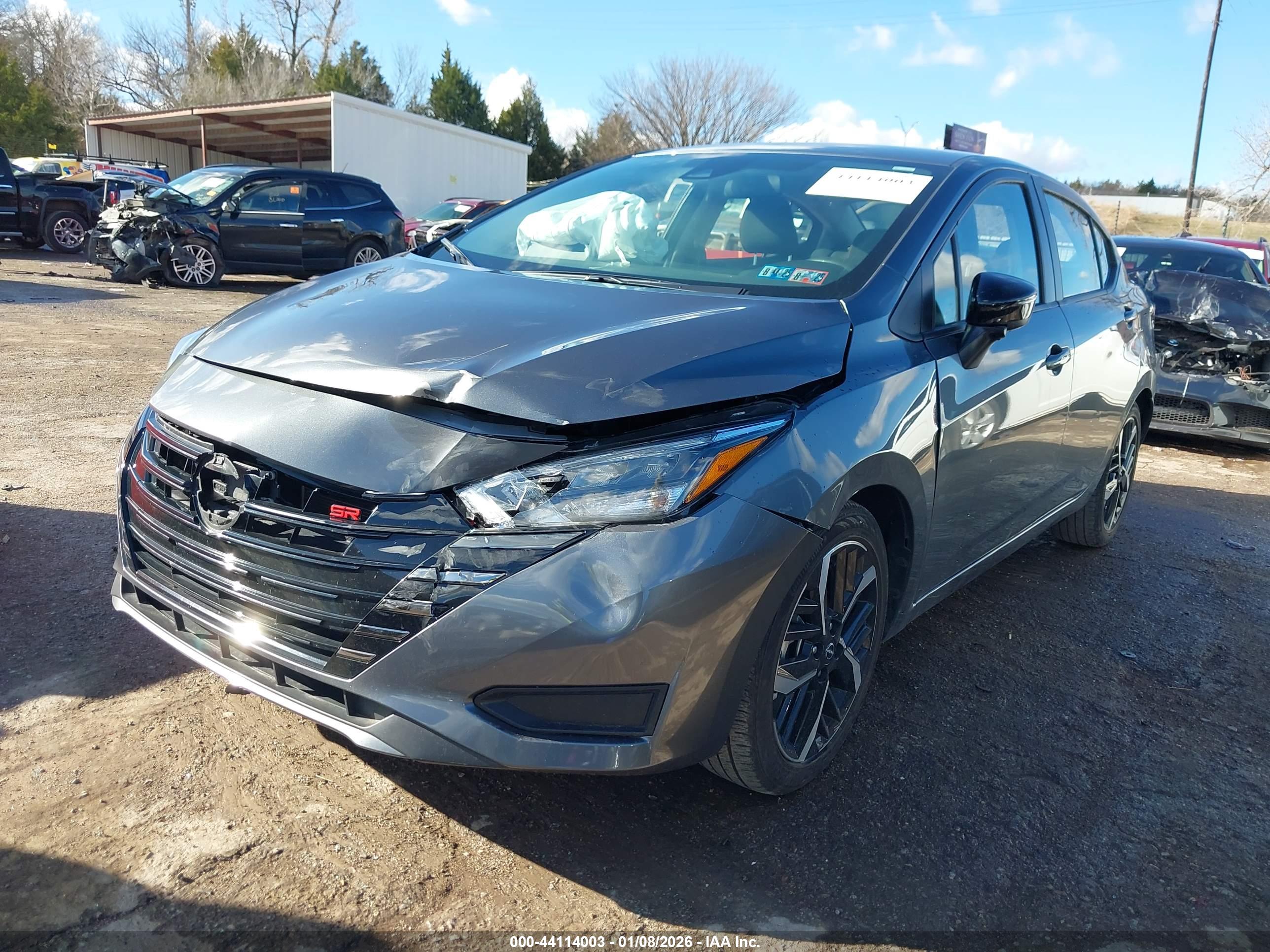 NISSAN VERSA image 2