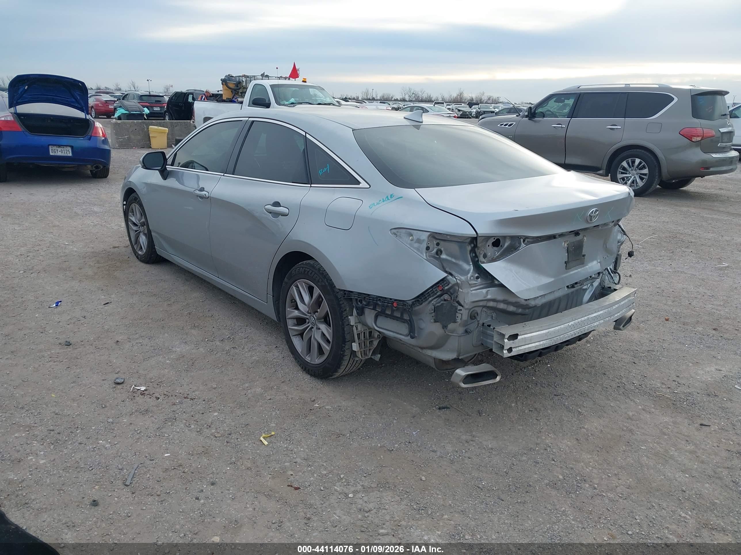 TOYOTA AVALON image 3