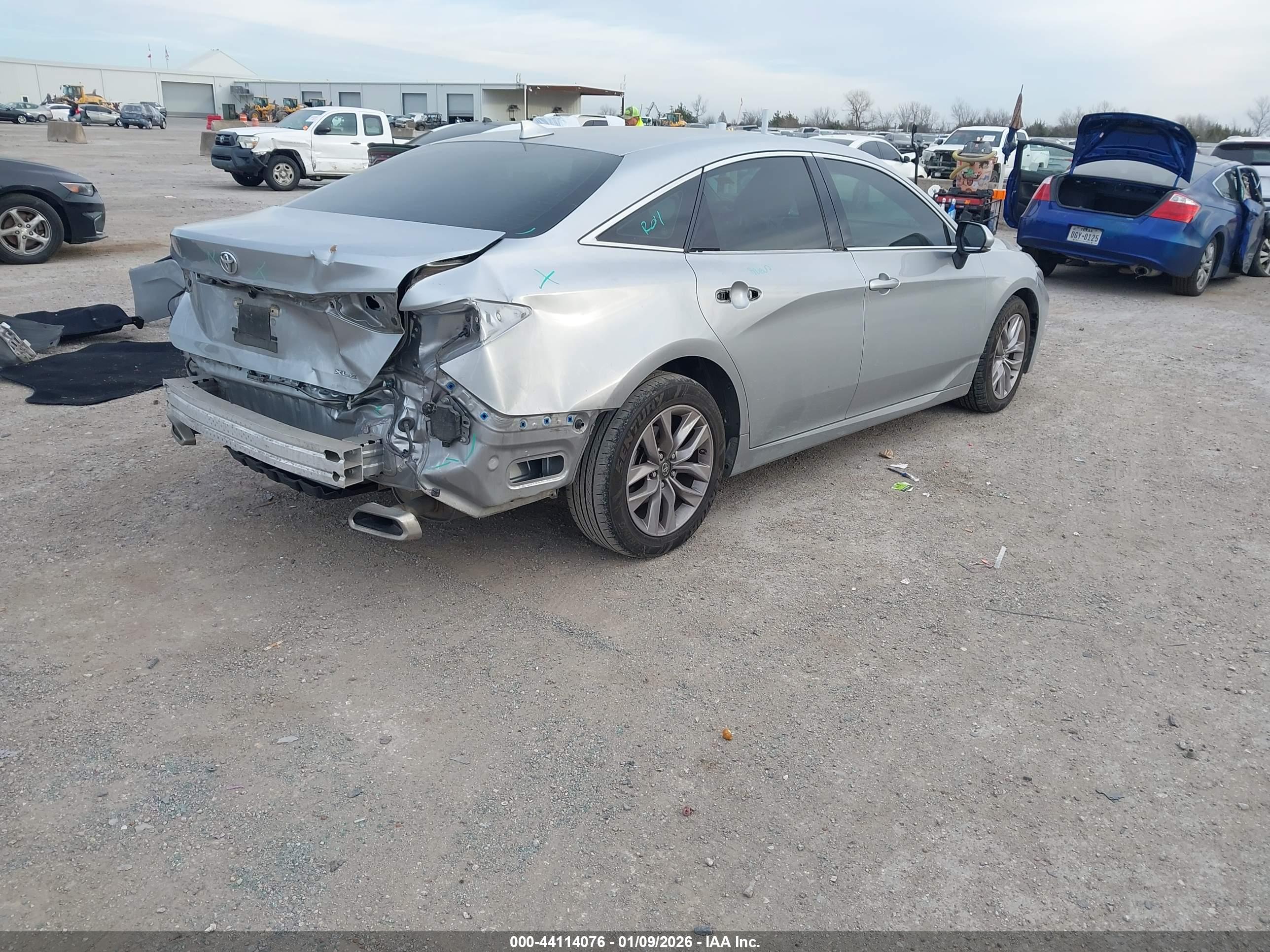 TOYOTA AVALON image 4