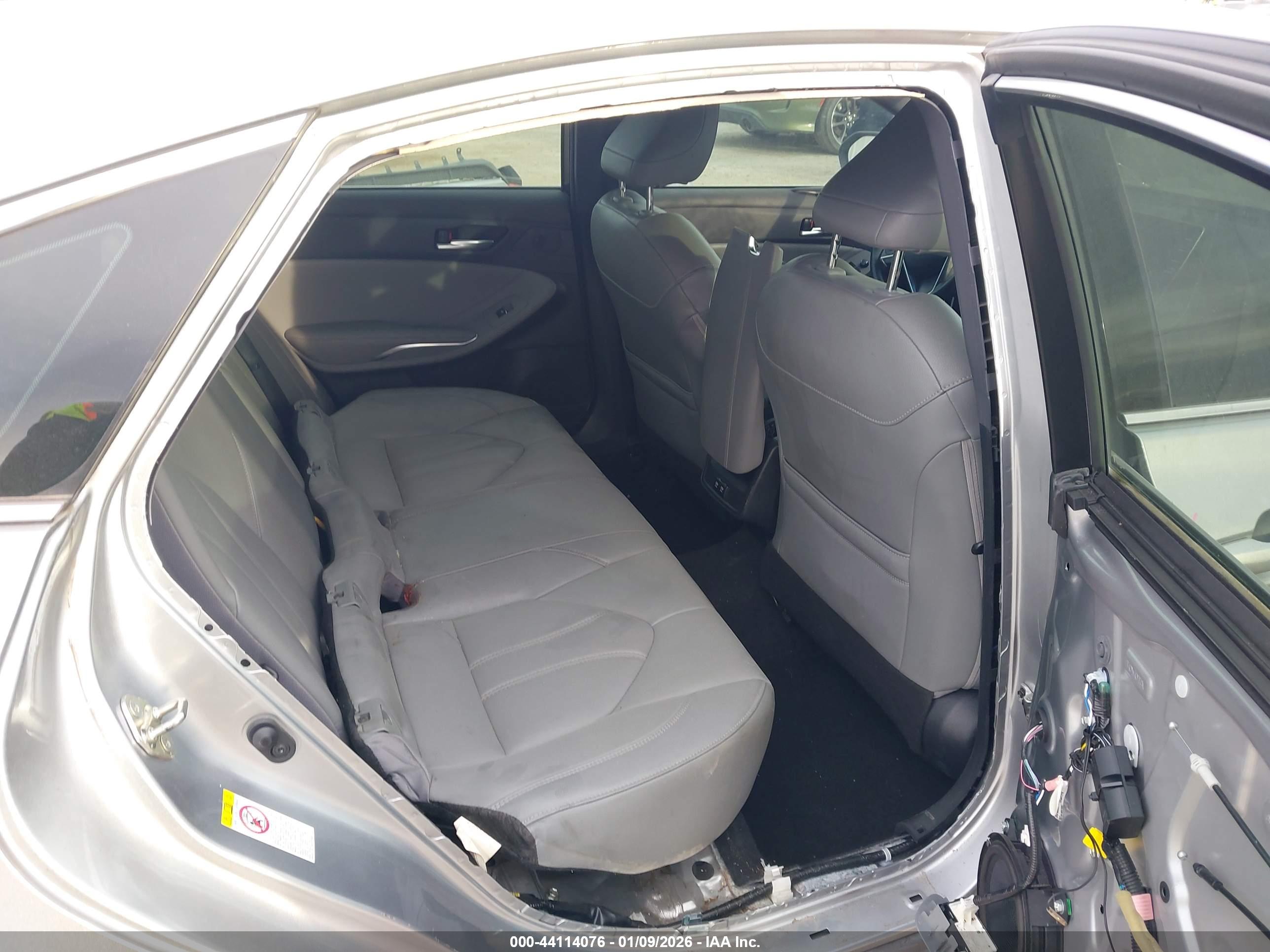 TOYOTA AVALON image 8