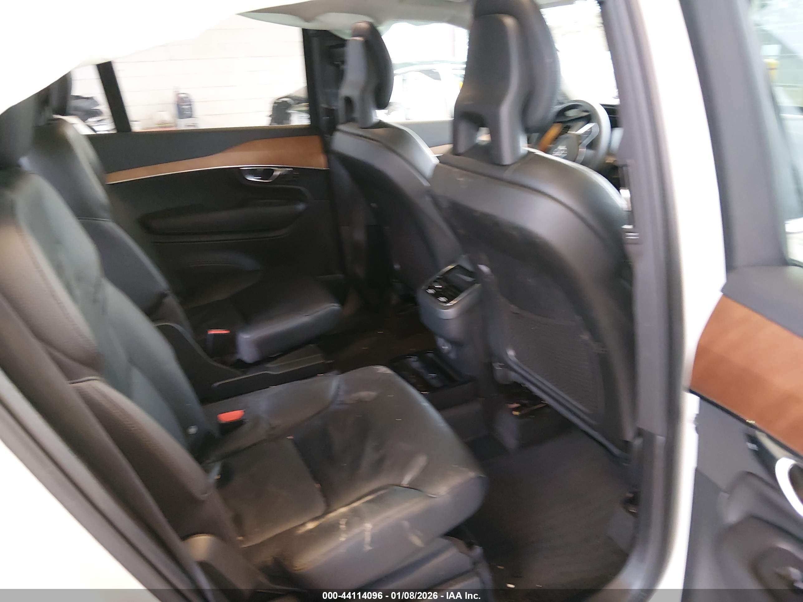 VOLVO XC90 image 8