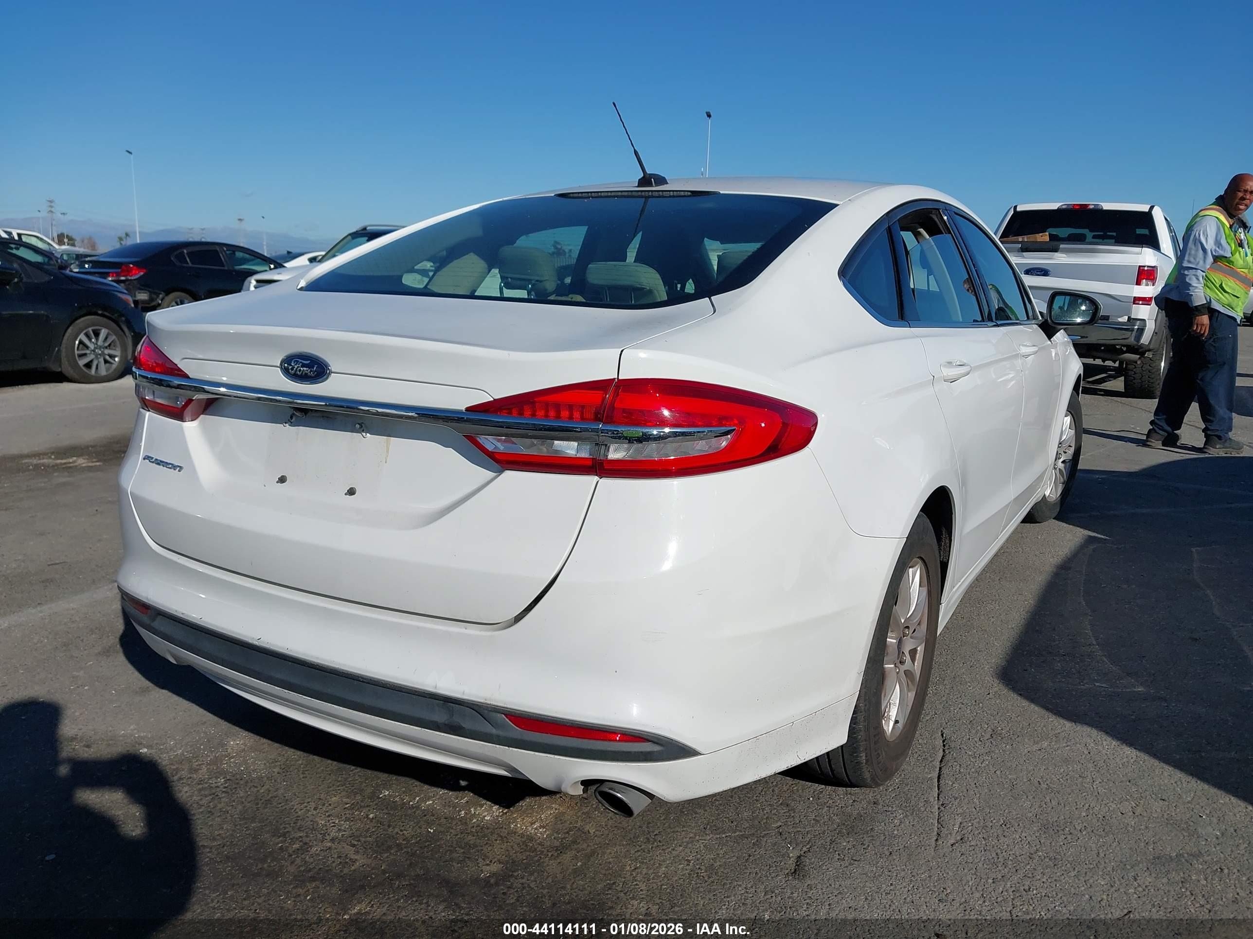 FORD FUSION image 4