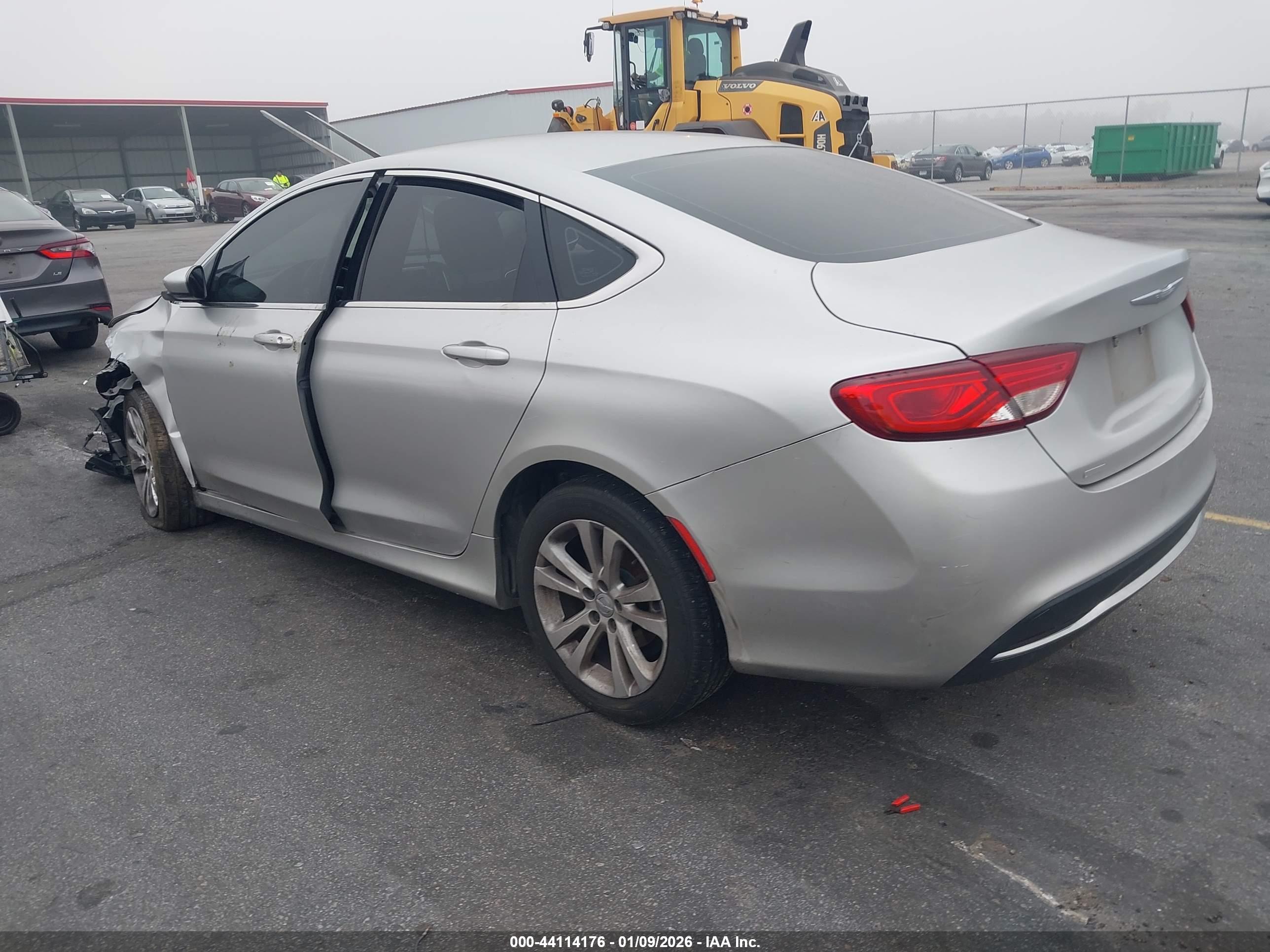 CHRYSLER 200 image 3