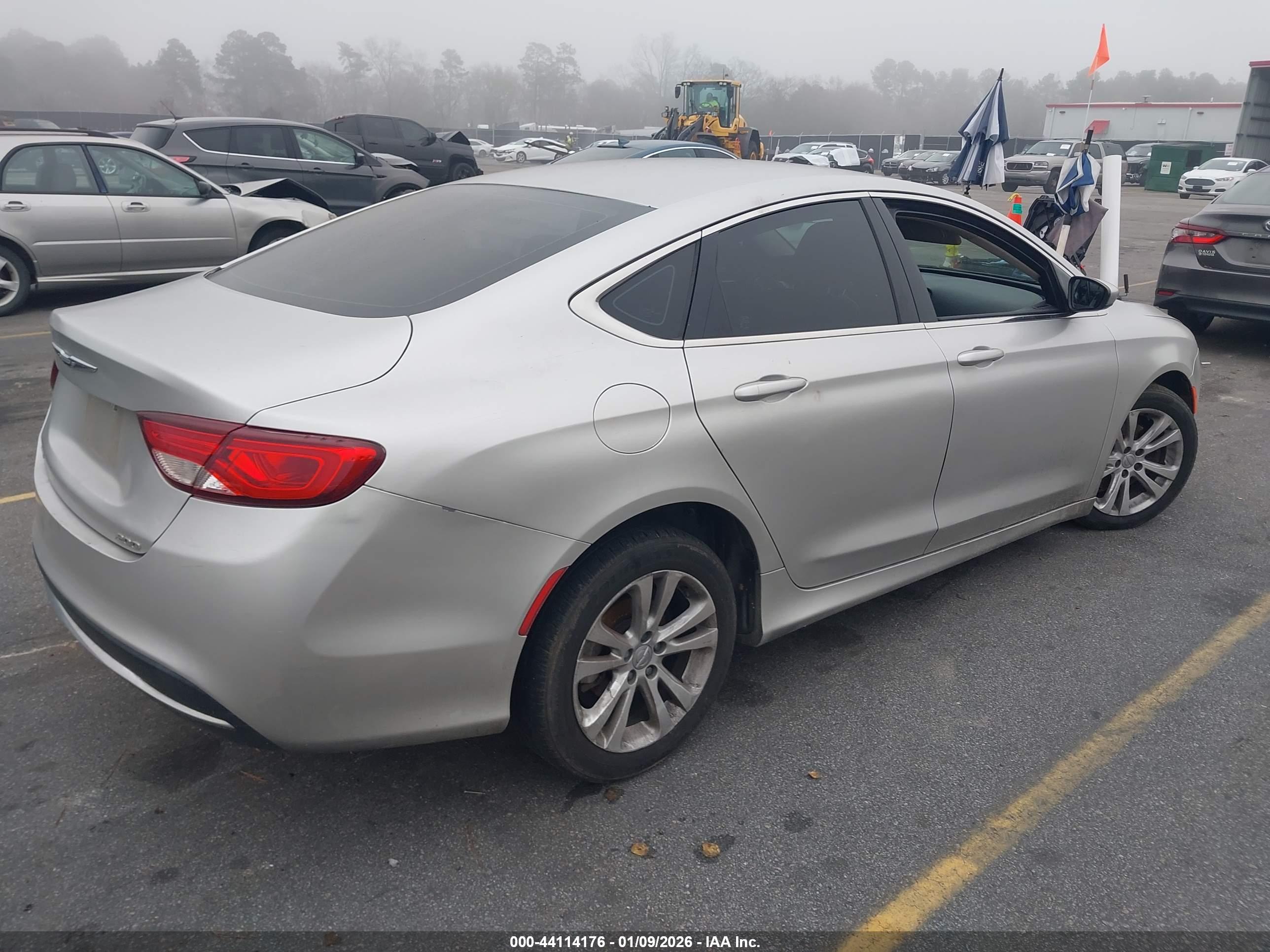 CHRYSLER 200 image 4