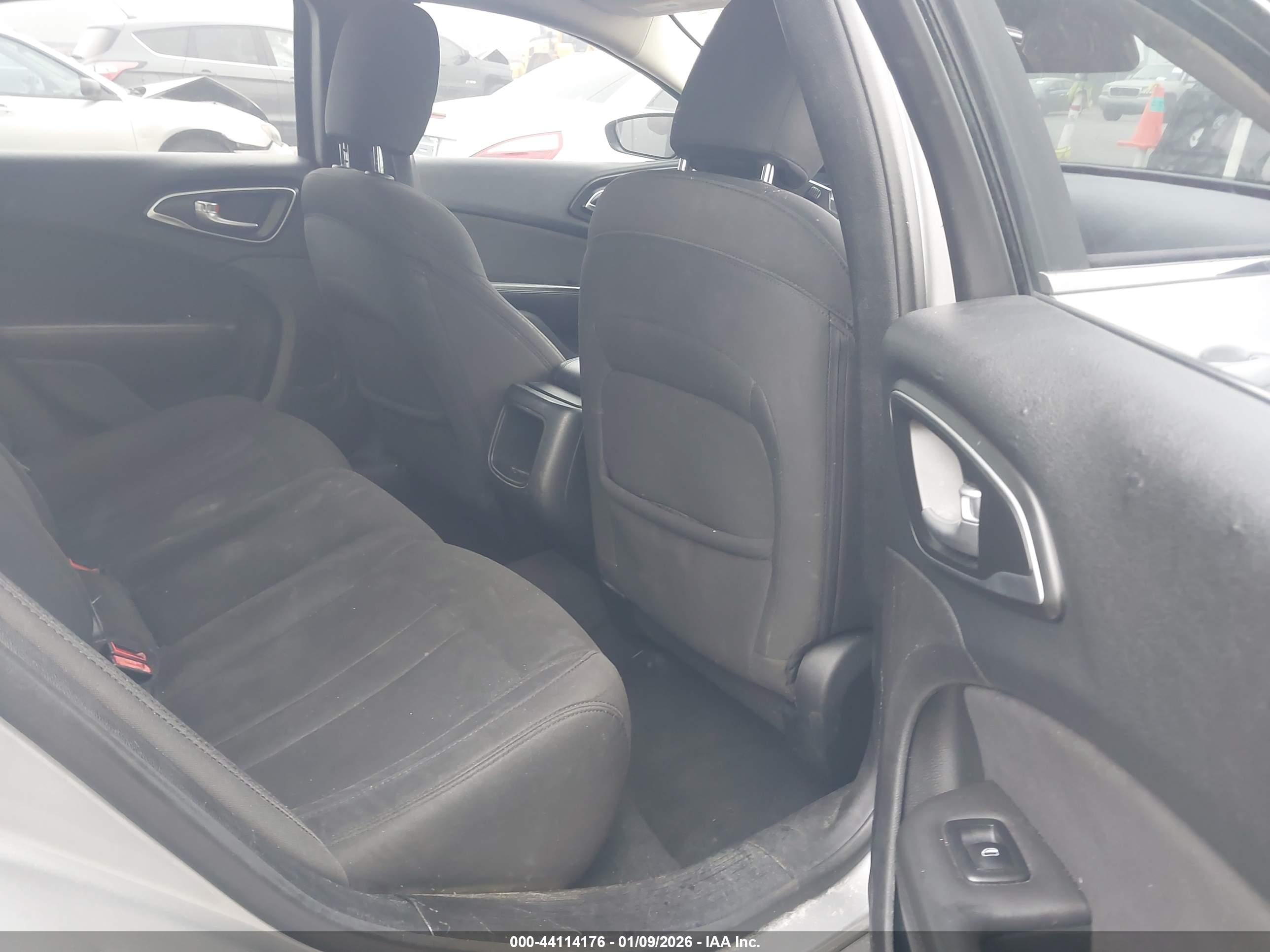 CHRYSLER 200 image 8