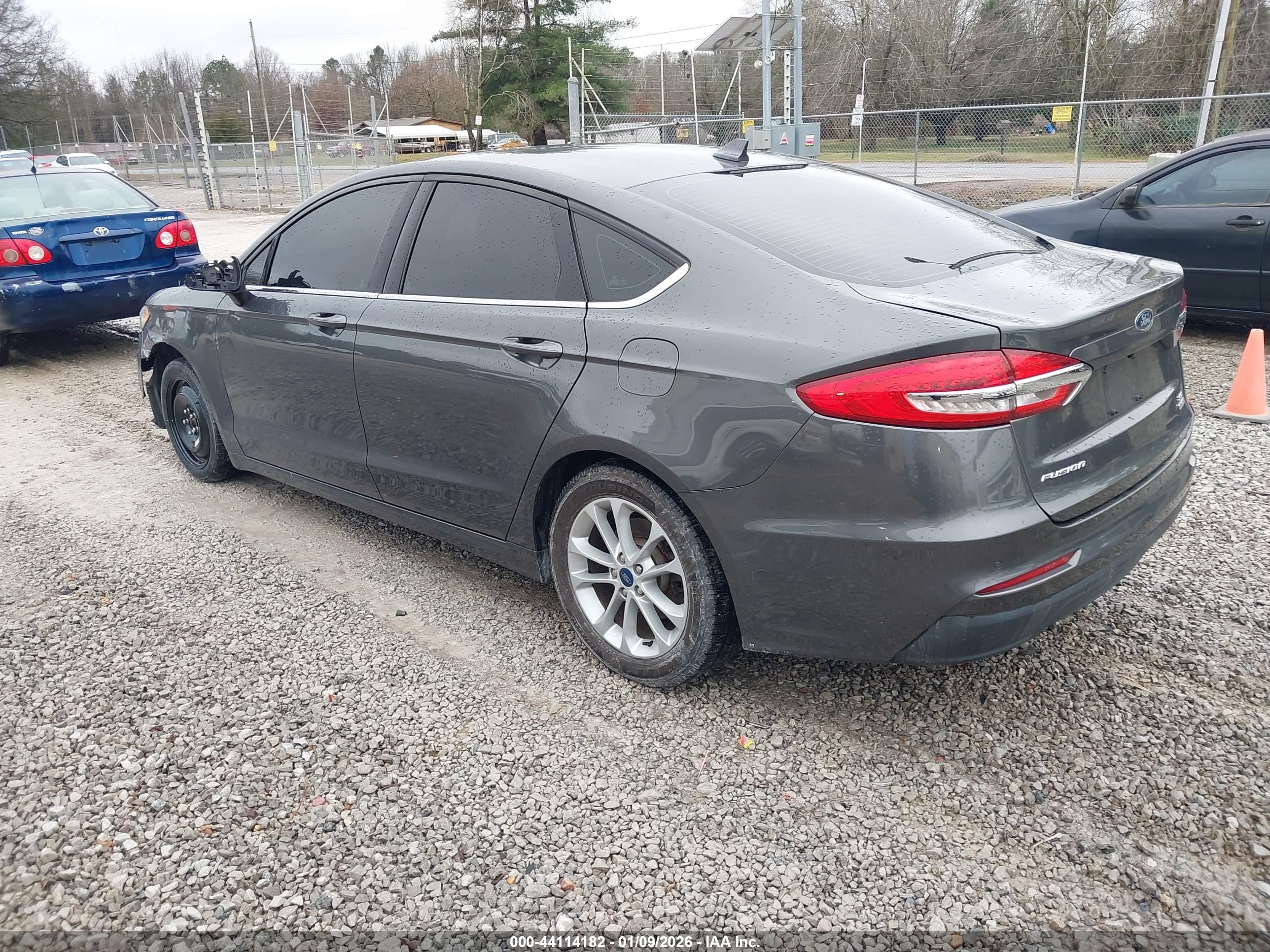 FORD FUSION image 3