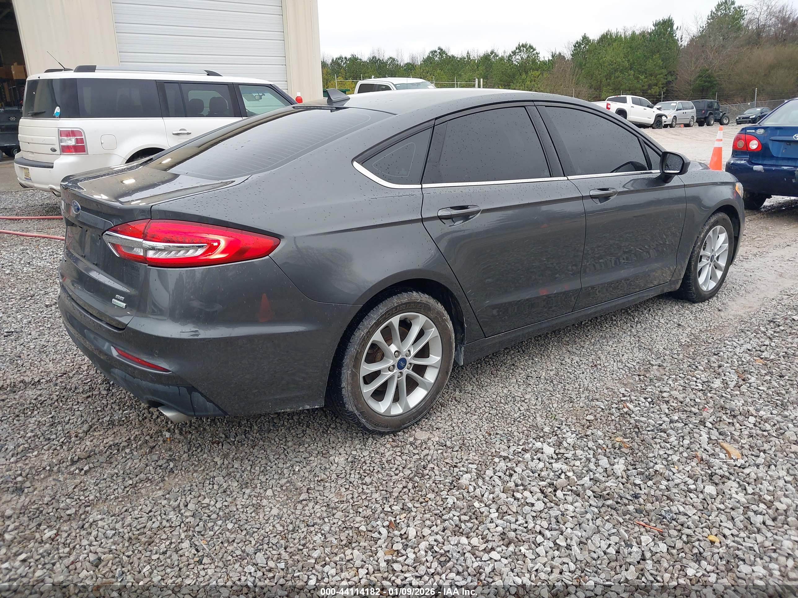 FORD FUSION image 4