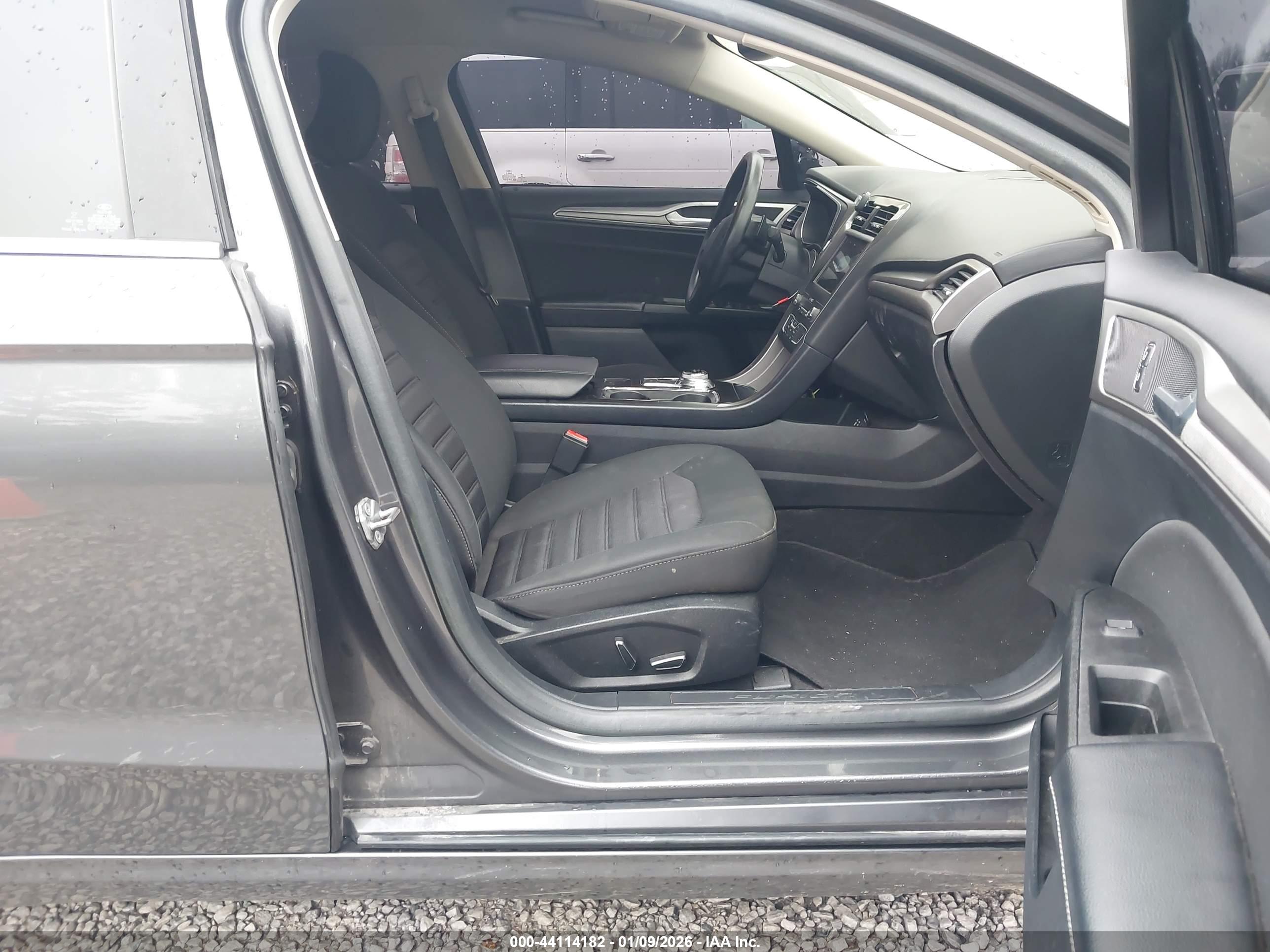 FORD FUSION image 5