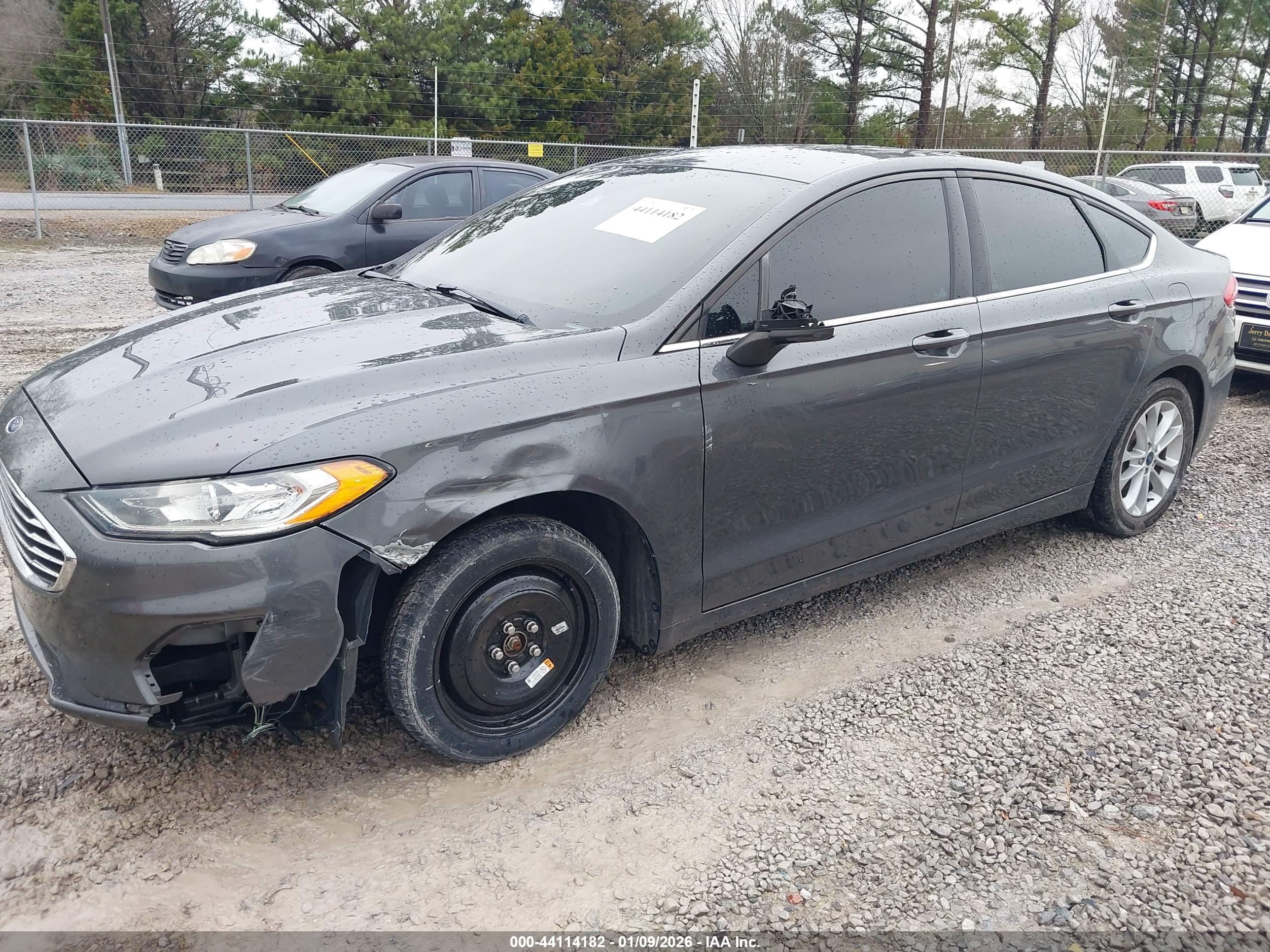 FORD FUSION image 6