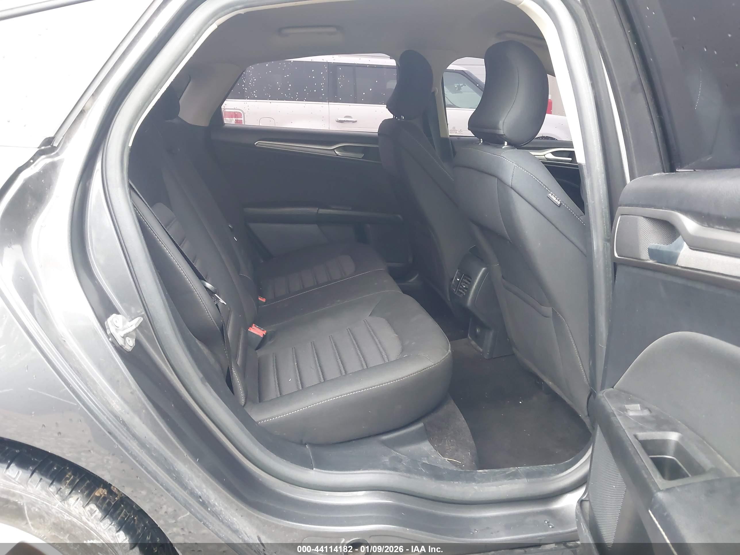 FORD FUSION image 8