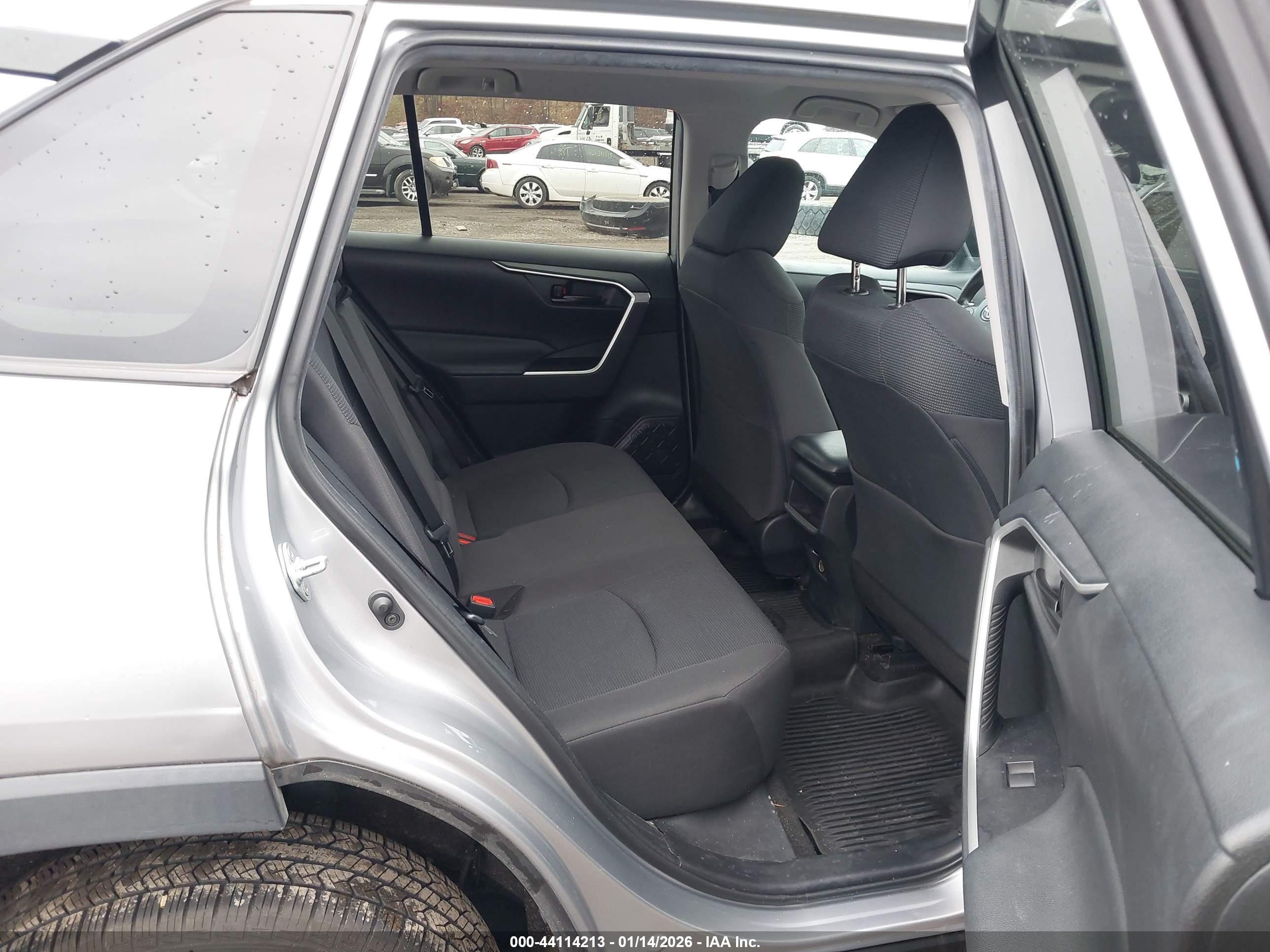 TOYOTA RAV4 image 8